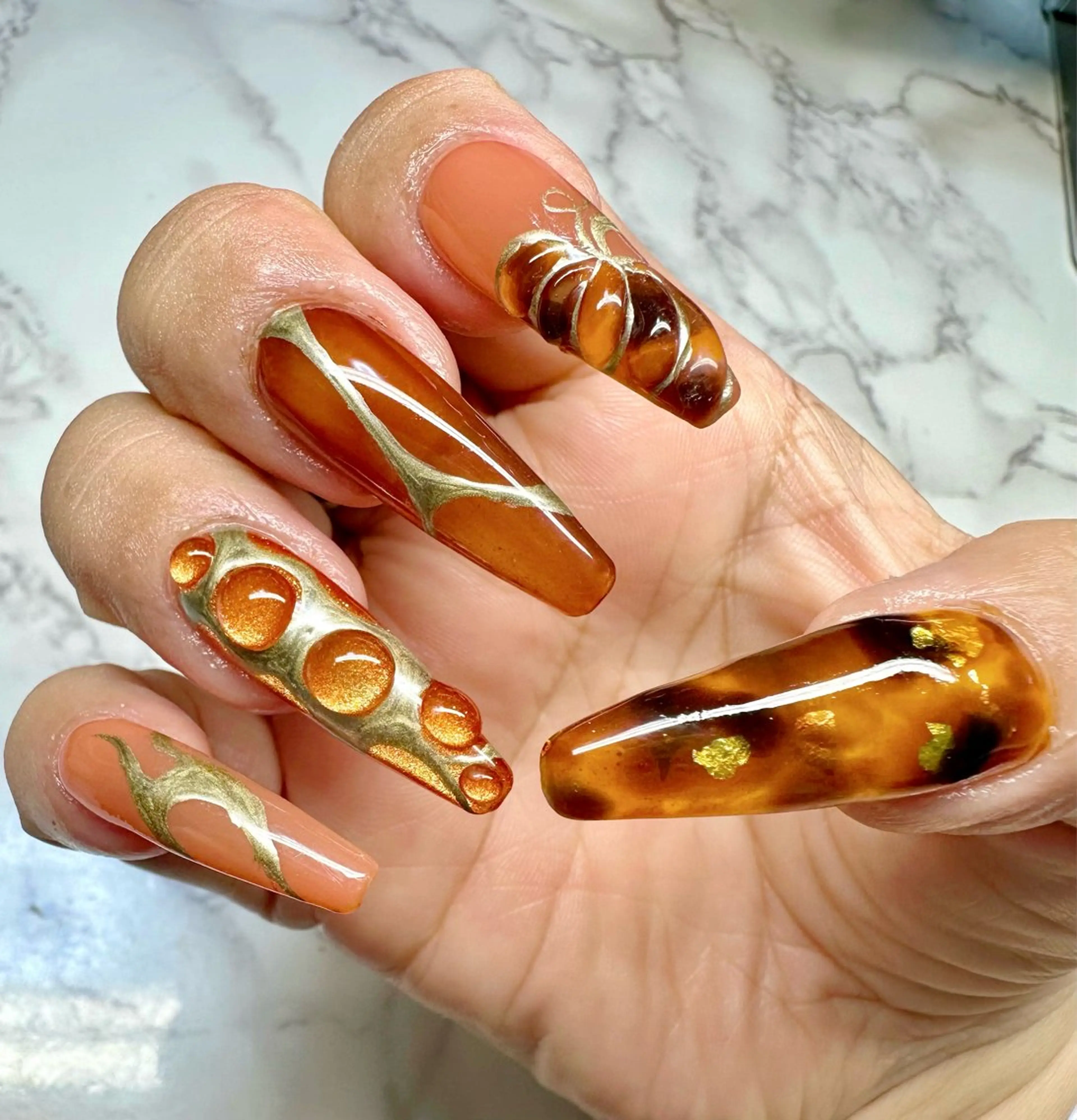 ネイル べっ甲ネイル ハロウィン キラキラネイル マグネットネイル ミラーネイル M.N_ nailのネイルデザイン