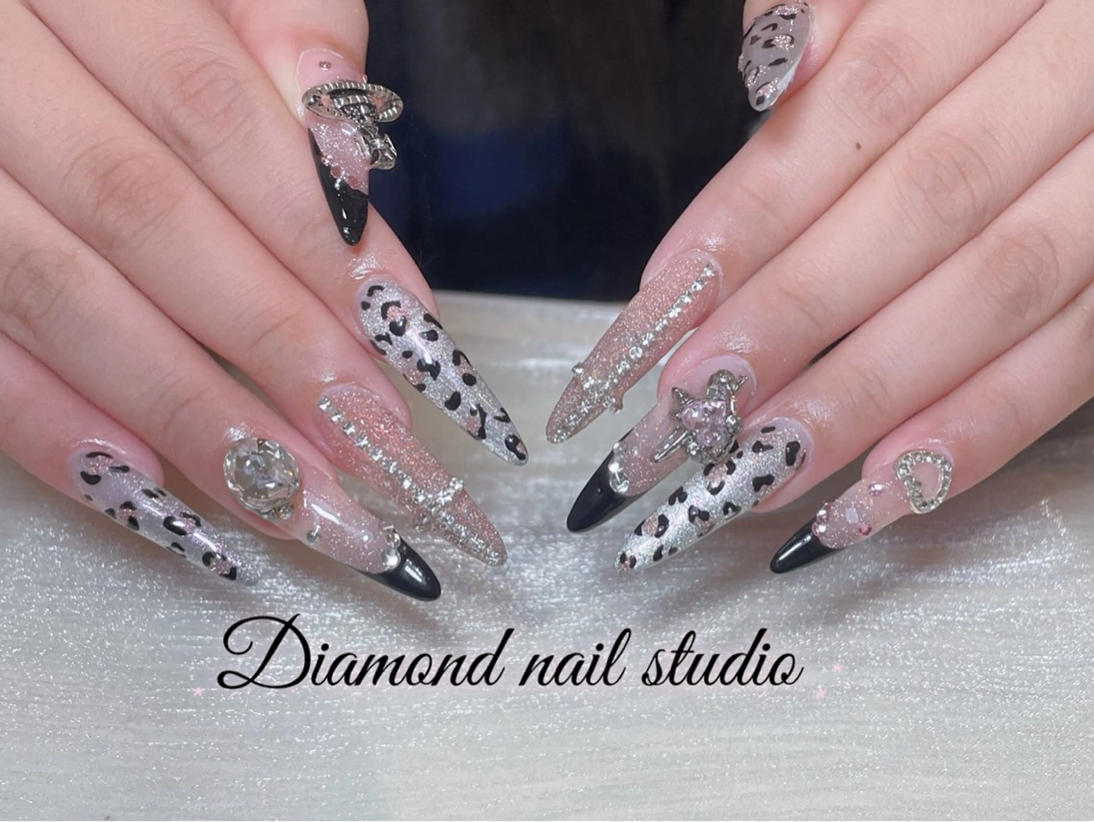 ネイル アートネイル オーロラネイル ガーリー キラキラネイル 韓国ネイル ハンドネイル ハンドケア Yuki 🍁のネイルデザイン