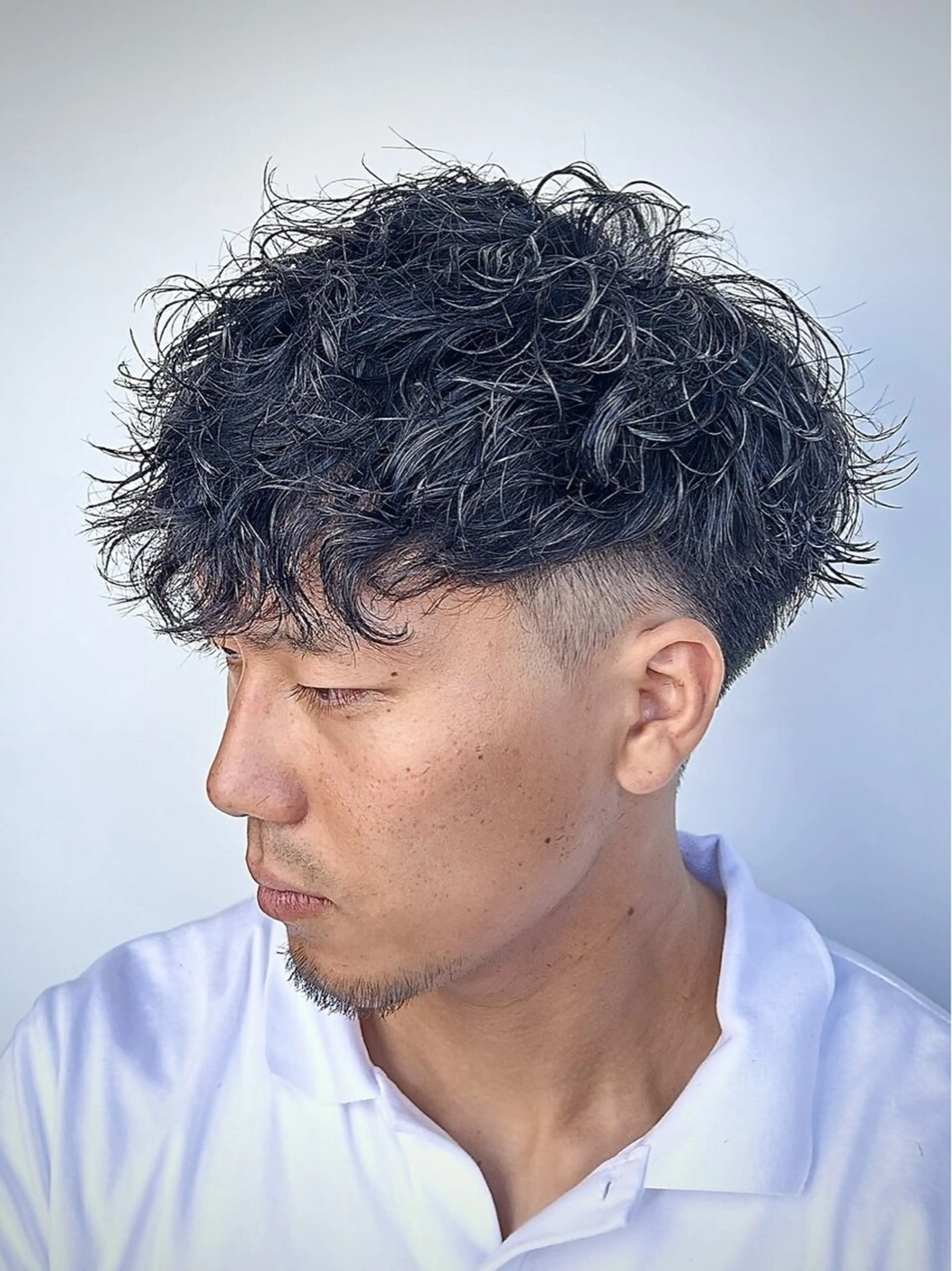ショート パーマ メンズ 三谷 仁のヘアスタイル
