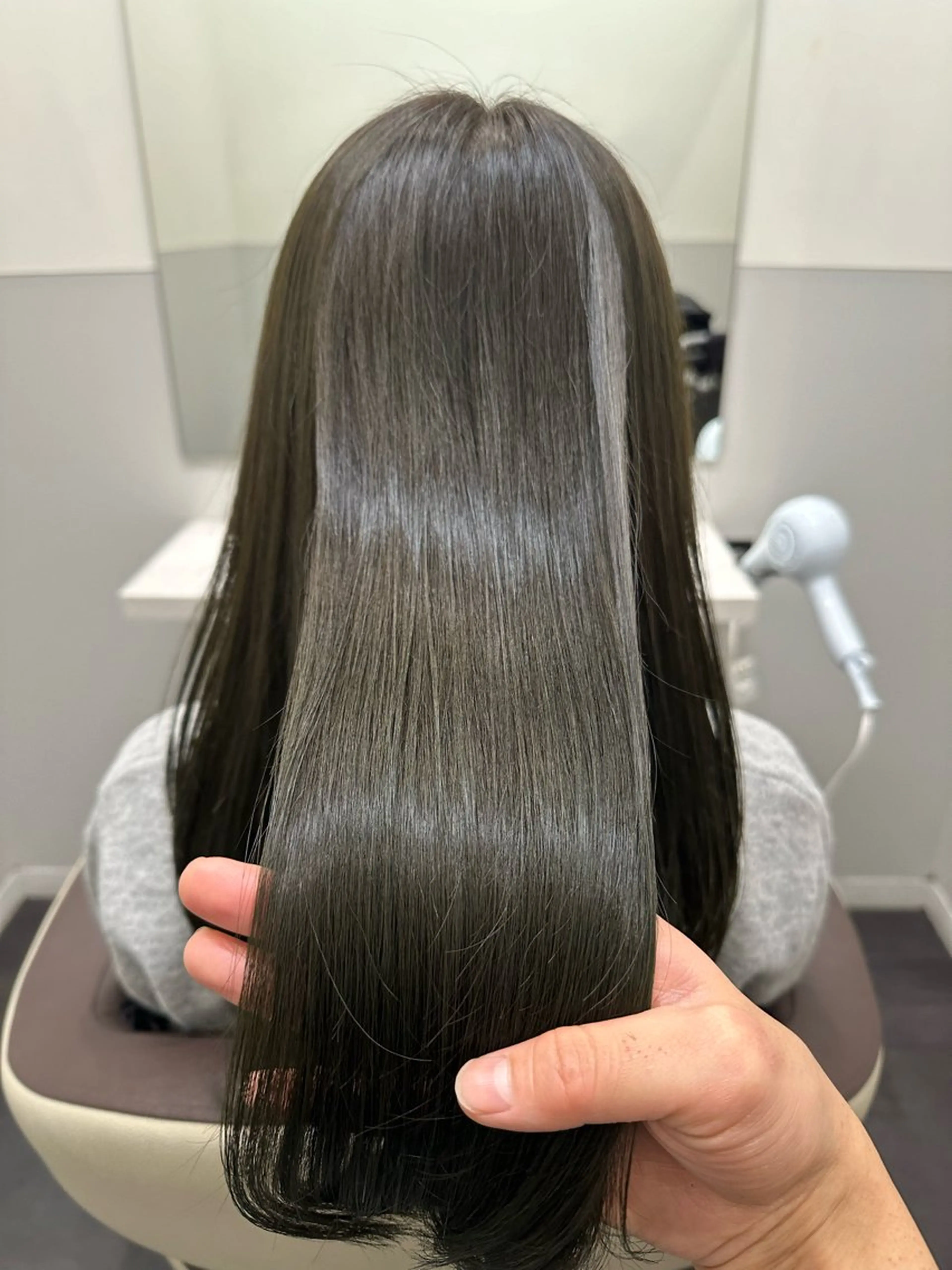 ロング カラー ケアカラー グレージュ オリーブグレージュ オリーブグレー トリートメント ヘアカラー トリートメント 【レイヤー/韓国風 /髪質改善】RINのヘアスタイル