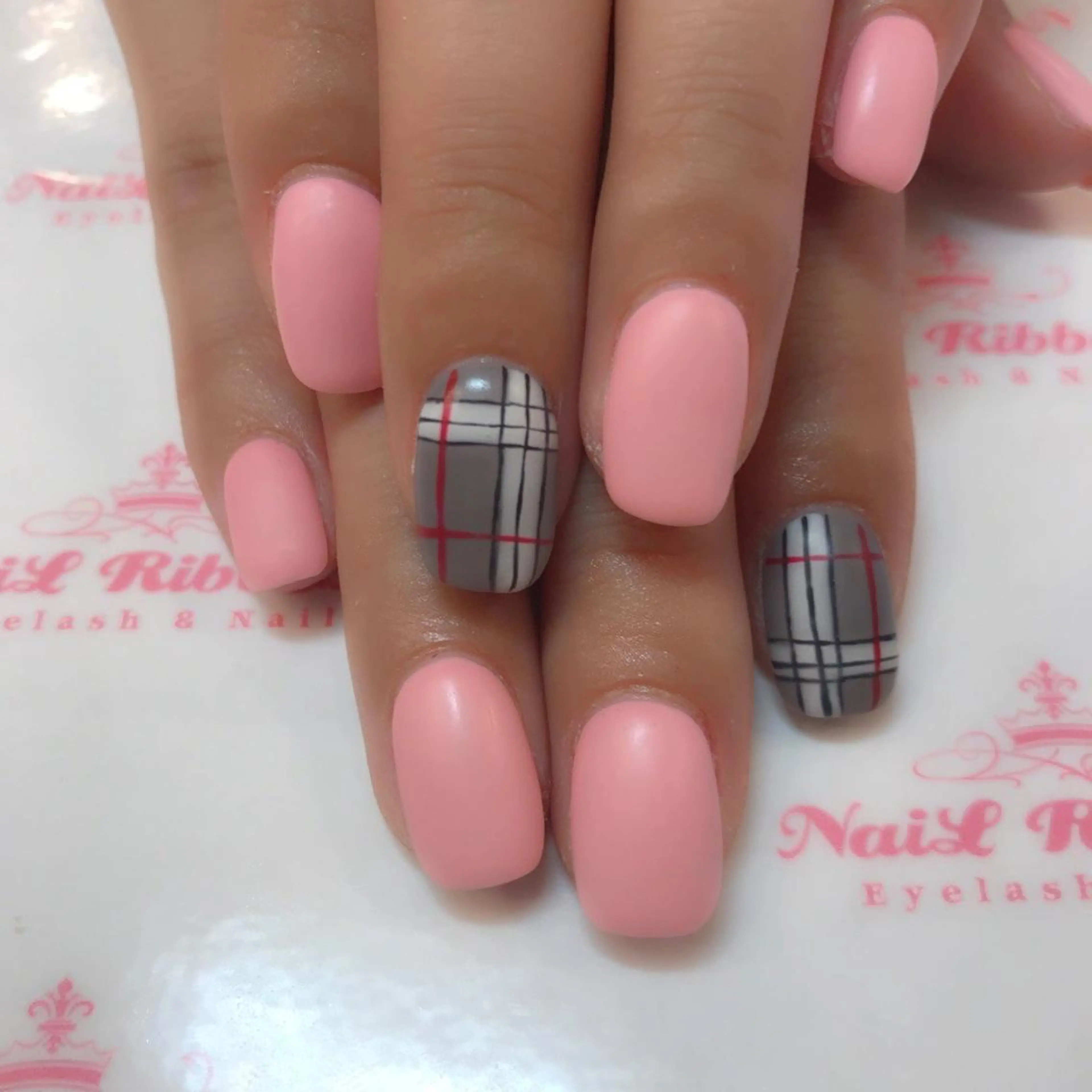 ネイル ネイルリボン 受付スタッフのネイルデザイン