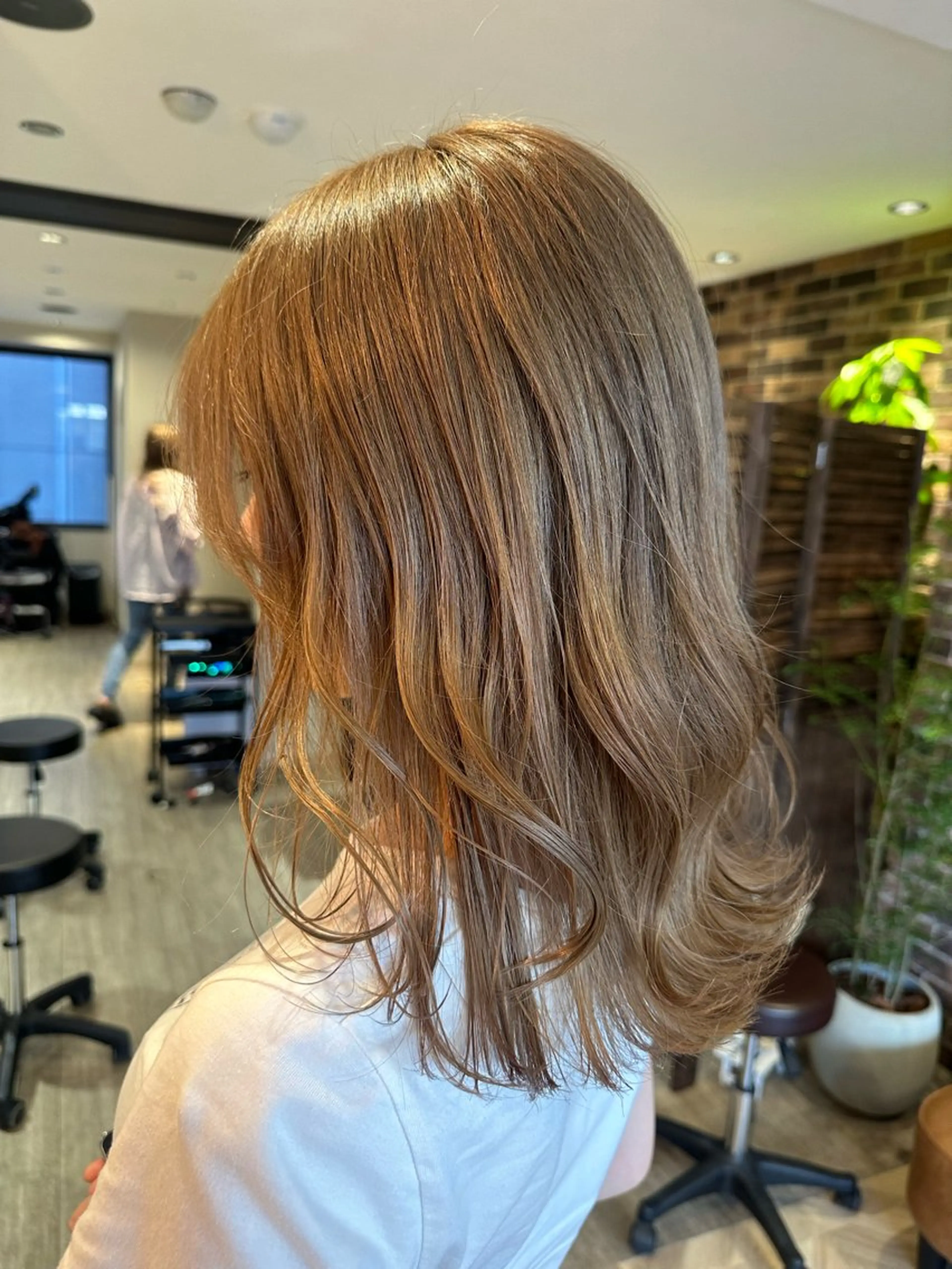 ミディアム カラー ベージュカラー ミルクティーベージュ カット ヘアカラー トリートメント MAHO/透明感カラ ー/ツヤ髪のヘアスタイル