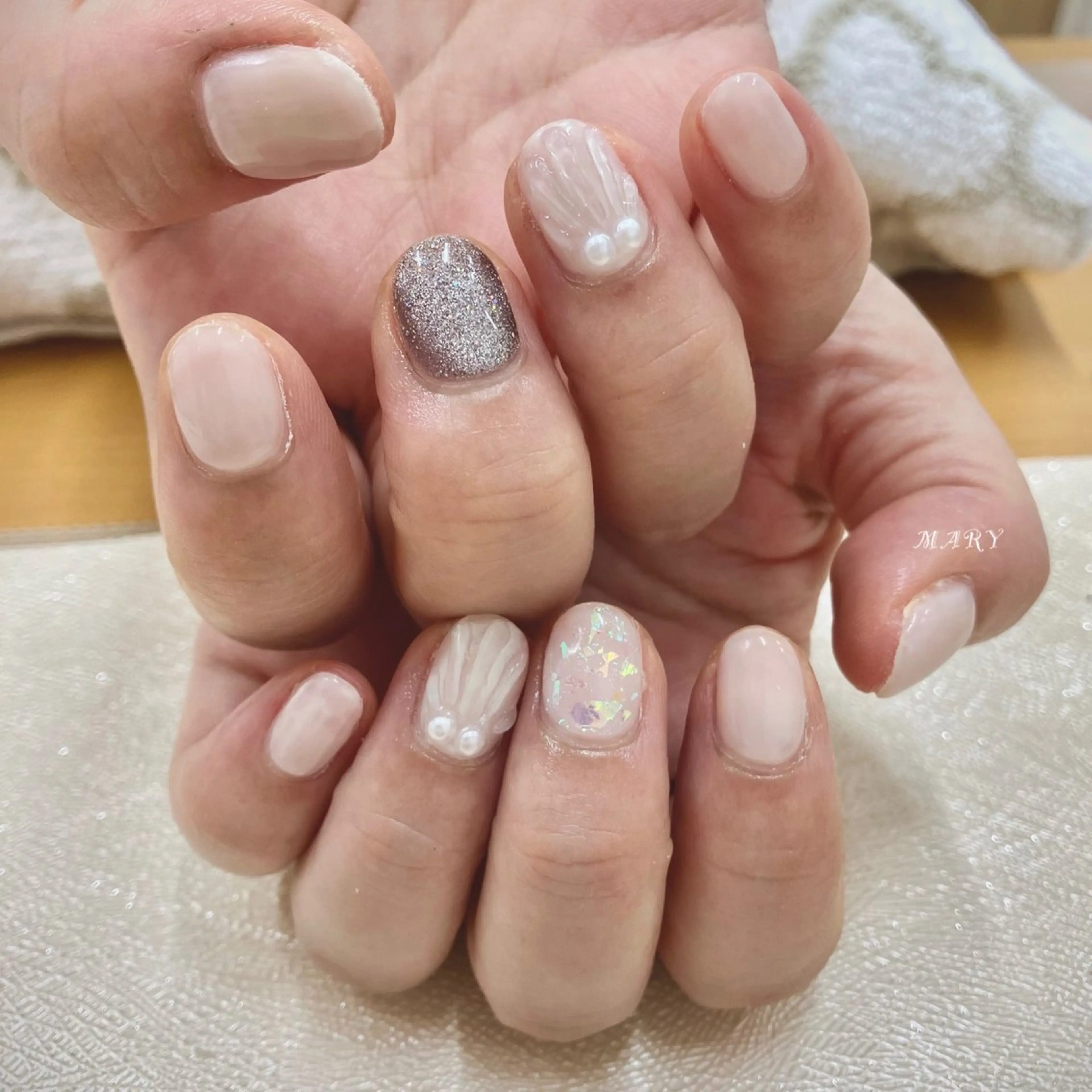 ネイル キラキラネイル マグネットネイル ニュアンスネイル ワンカラーネイル ホワイト ハンドネイル Mary nail所属・Mary nail .narumiのネイルデザイン