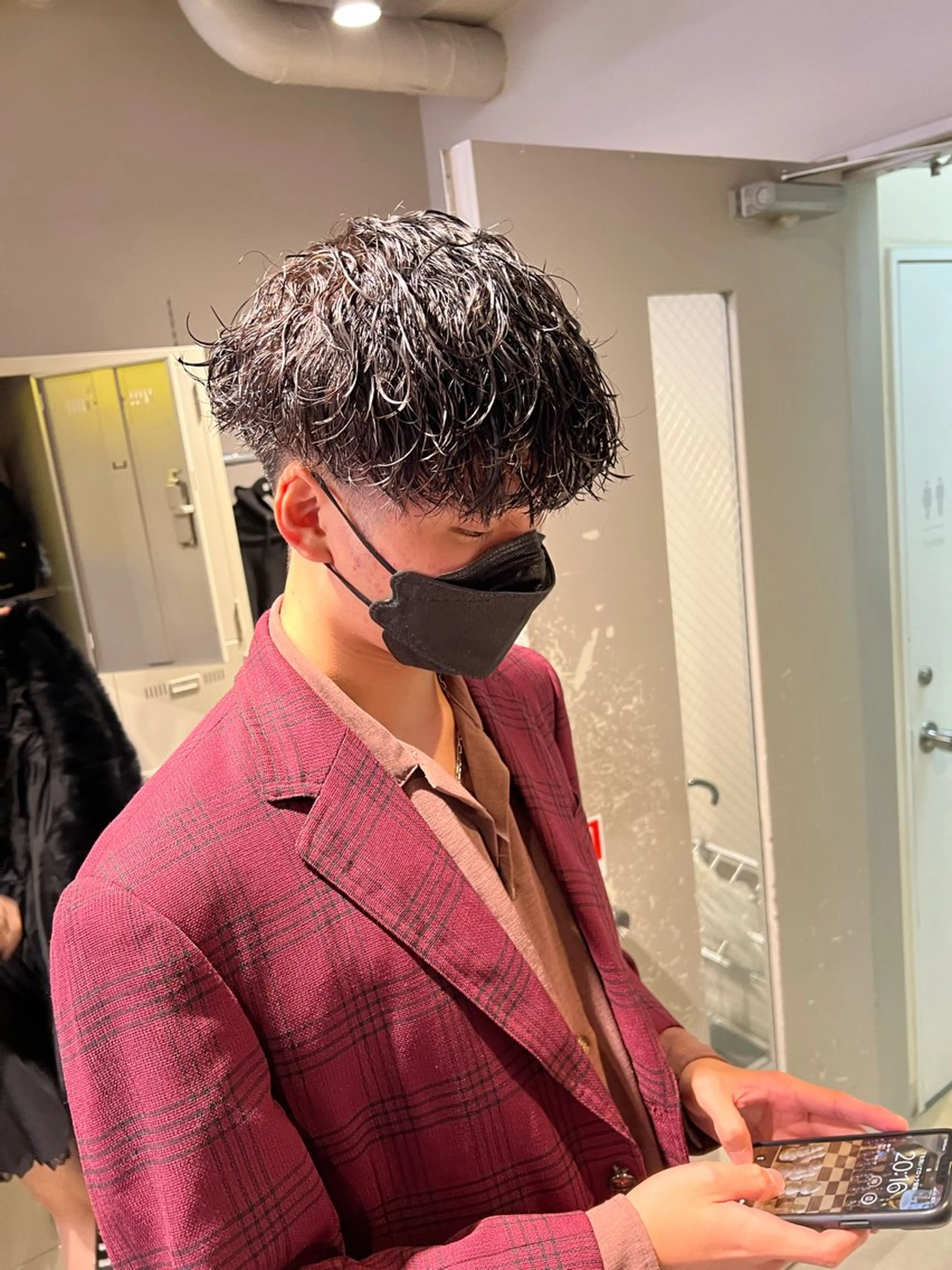 ミディアム パーマ メンズ ミディアムパーマ センターパート メンズ韓国風 韓国マッシュ マッシュウルフ カット ヘアカラー トリートメント ヘッドスパ ヘアセット トレンド/レイヤー うる艶🪞CANDYのヘアスタイル