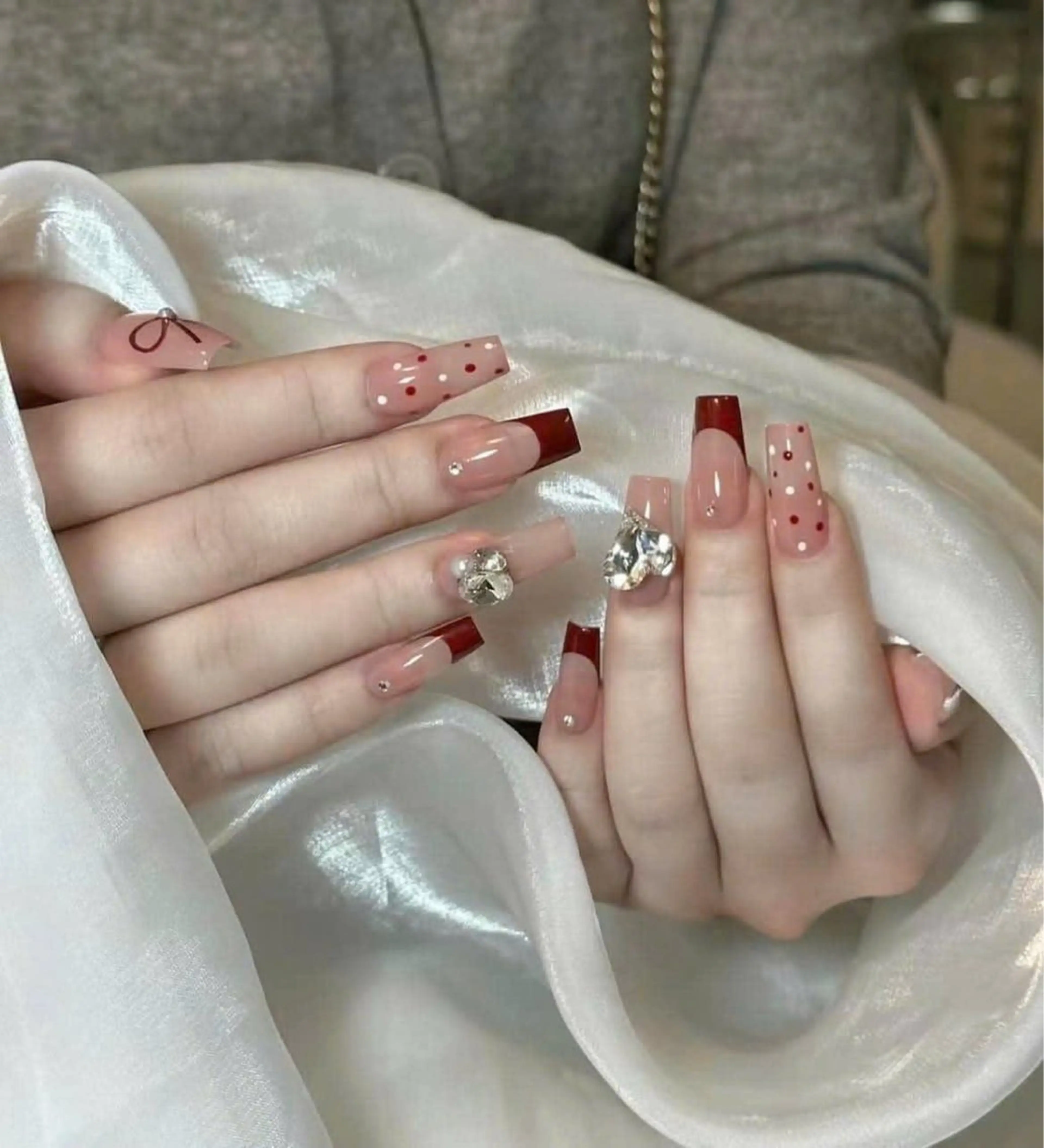 ネイル ボルドー ドット リボン ストーンネイル ハンドネイル Kaori Nailのネイルデザイン