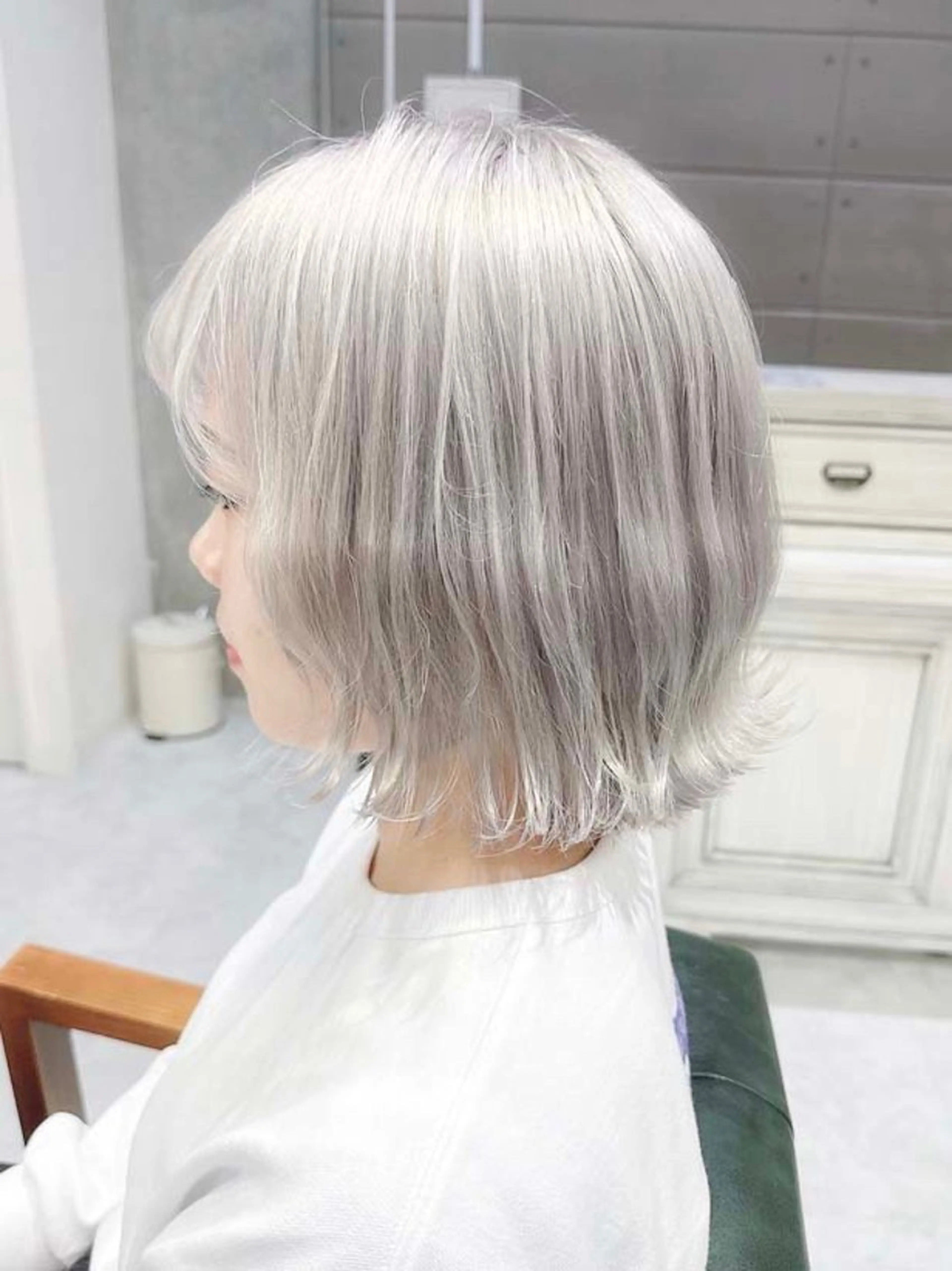 セミロング カラー ブリーチ 透明感カラー ハイトーンカラー 𝐑𝐈𝐍𝐊𝐀 🐷🖤のヘアスタイル