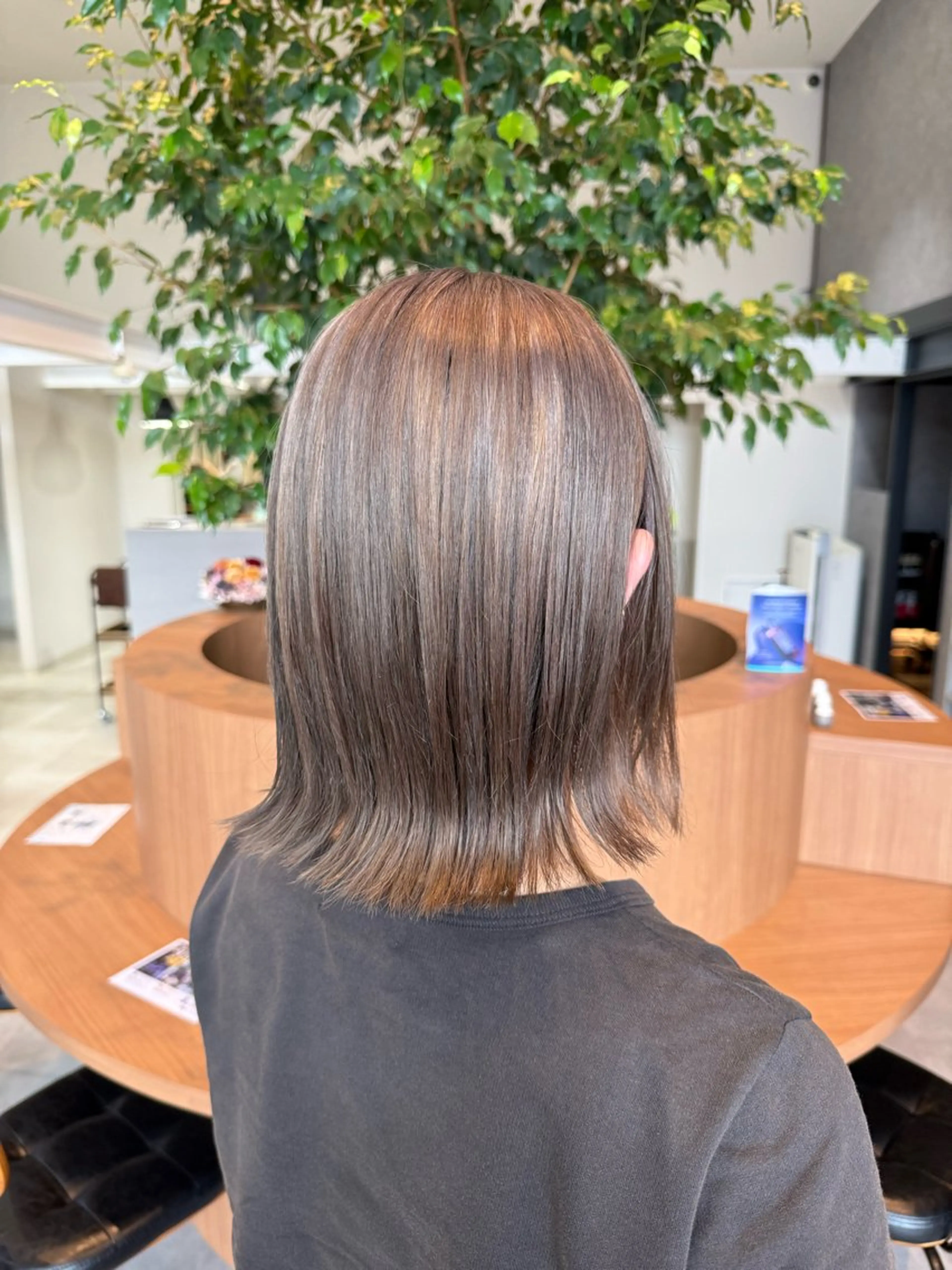 ミディアム カラー グレージュ ミルクティーグレージュ ヘアカラー ayaka |トレンドヘアのヘアスタイル