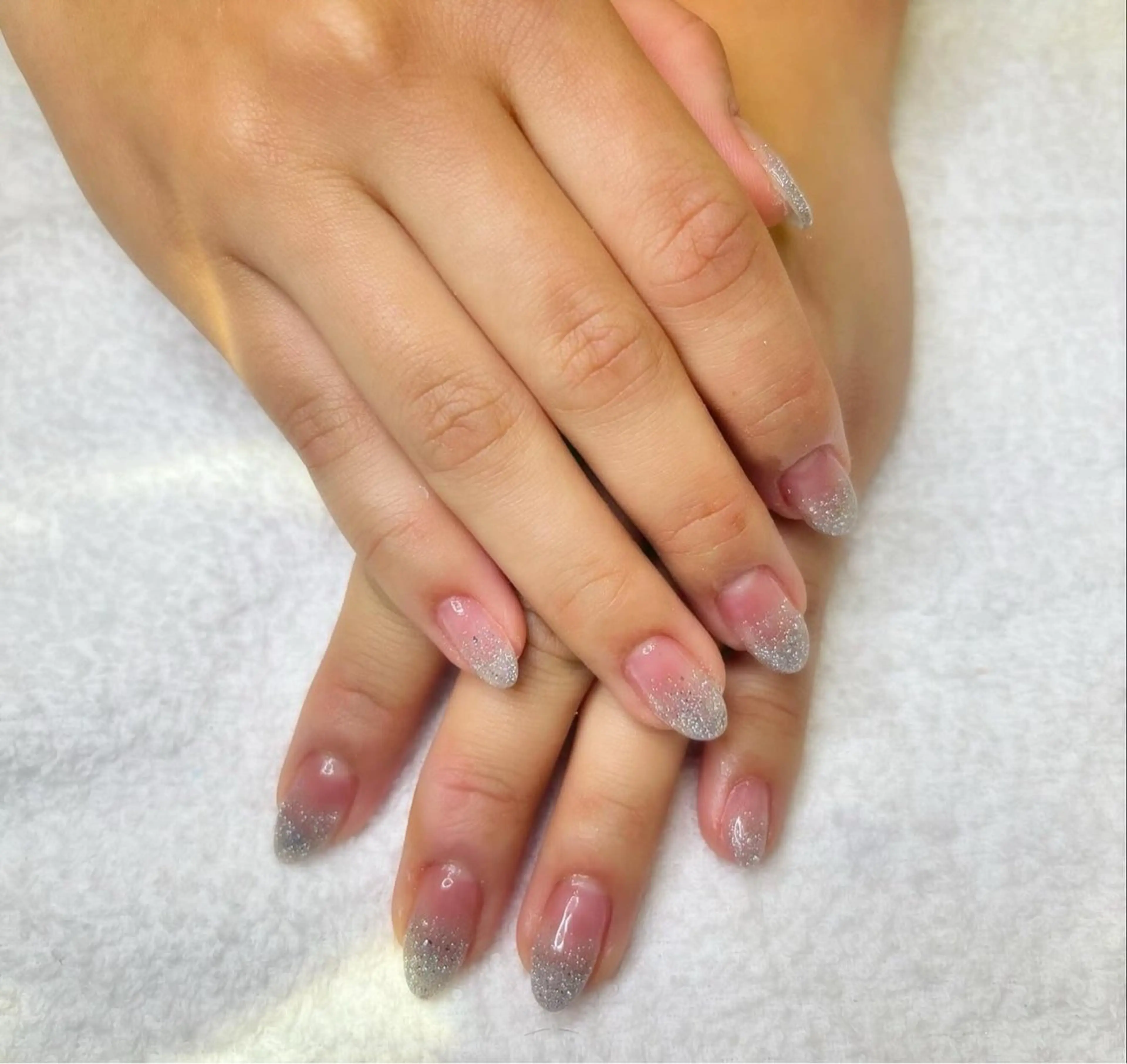 ネイル フラッシュネイル グラデーション ラメ(グリッター) ラメグラデーション シルバー ハンドネイル arce amiのネイルデザイン