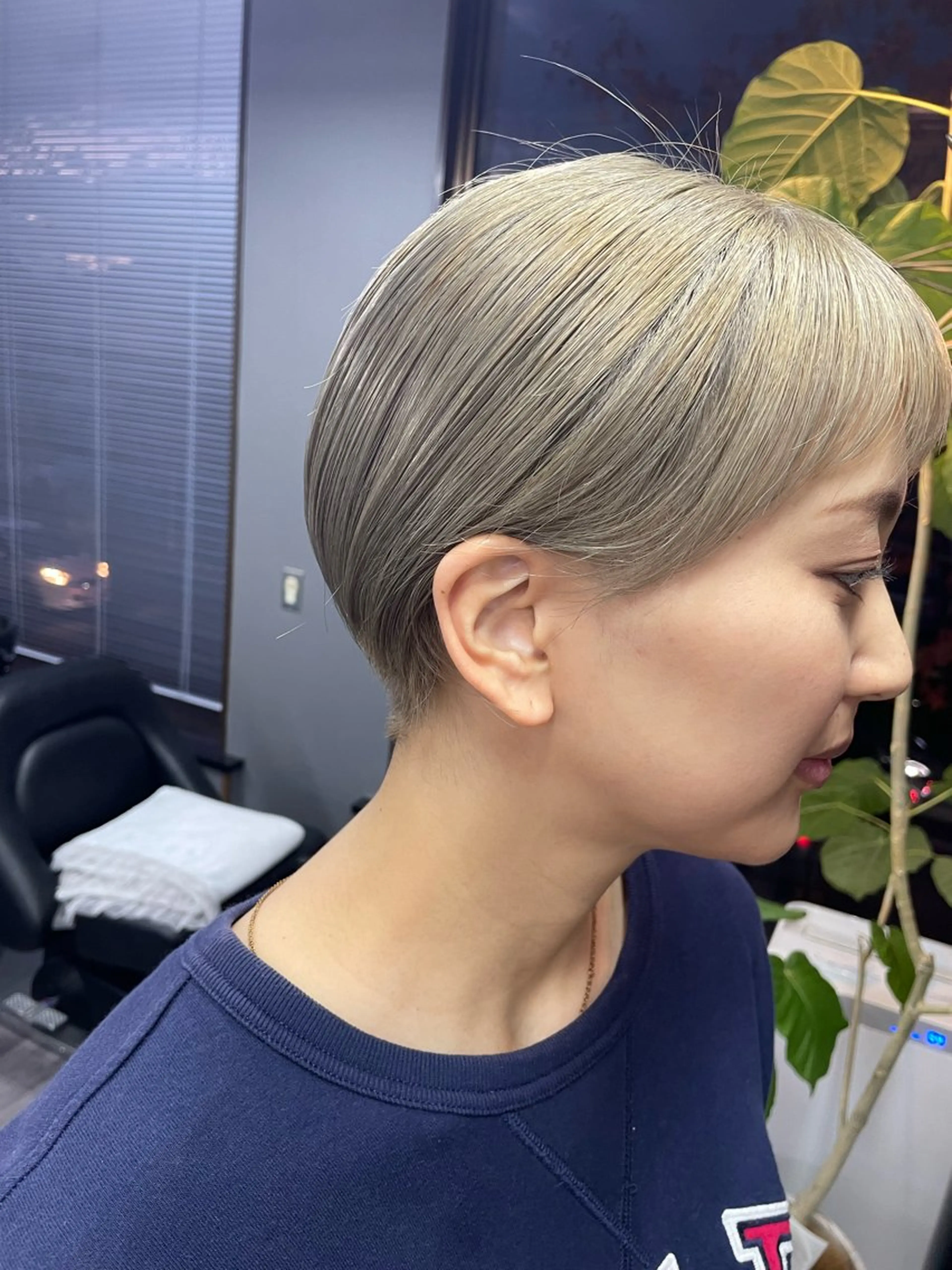 ショート カラー ブロンド ホワイトブロンド オノ アカネのヘアスタイル