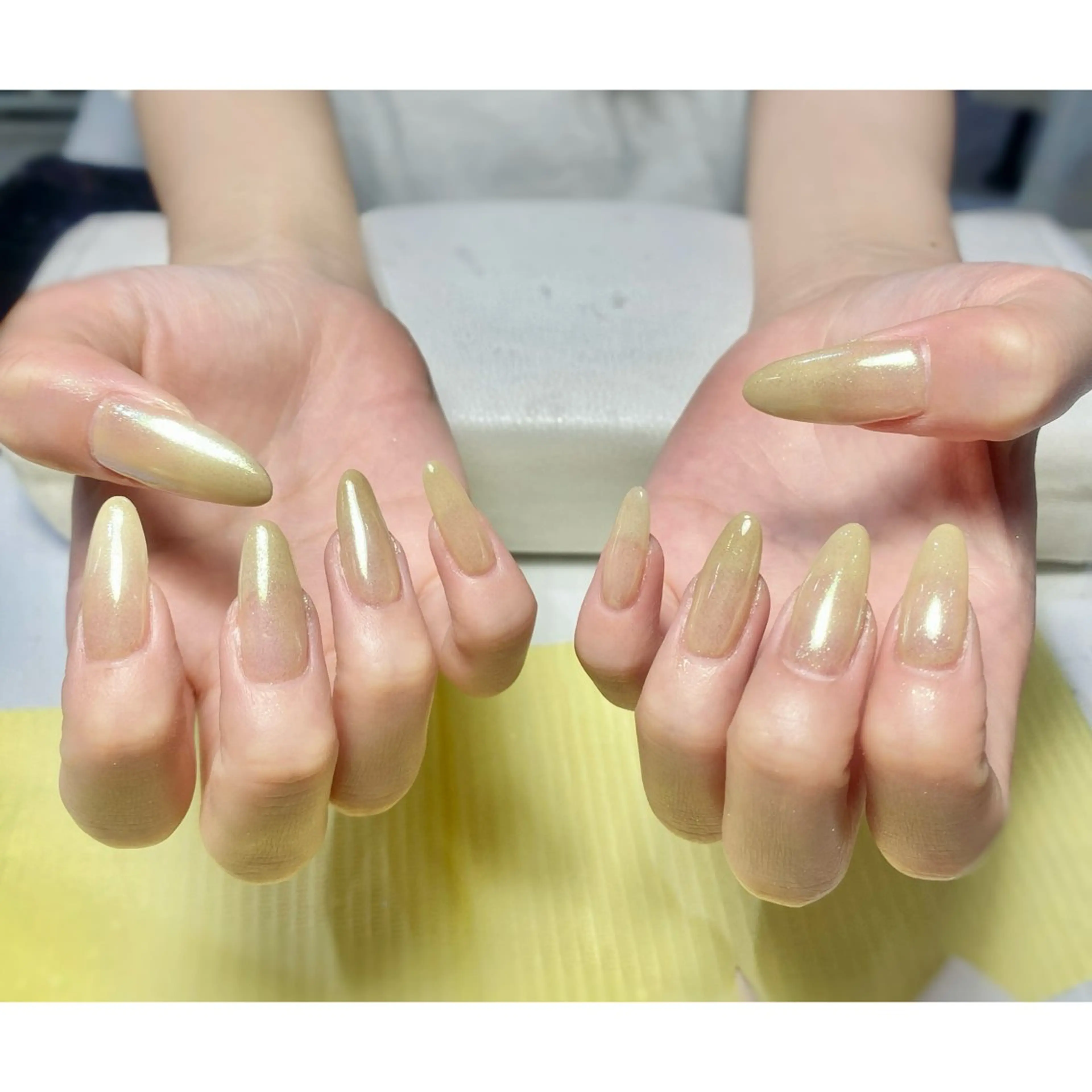 ネイル オーロラネイル キラキラネイル 持ち込み 黄色 ハンドネイル tumake Yuiのネイルデザイン