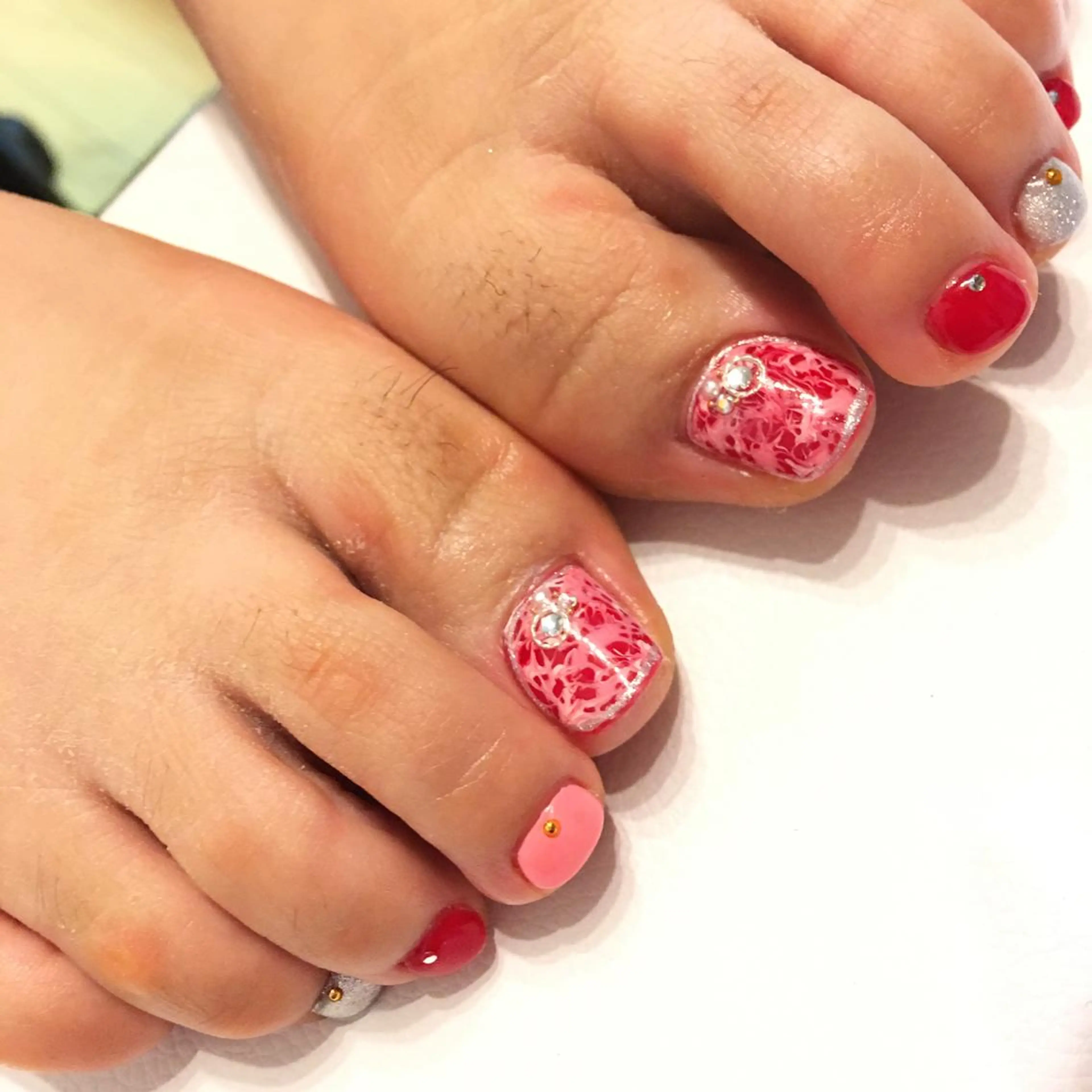 ネイル ラメ(グリッター) 大理石ネイル(マーブル) ピンク 赤色 シルバー THECOLORS所属・近貞 莉奈のネイルデザイン