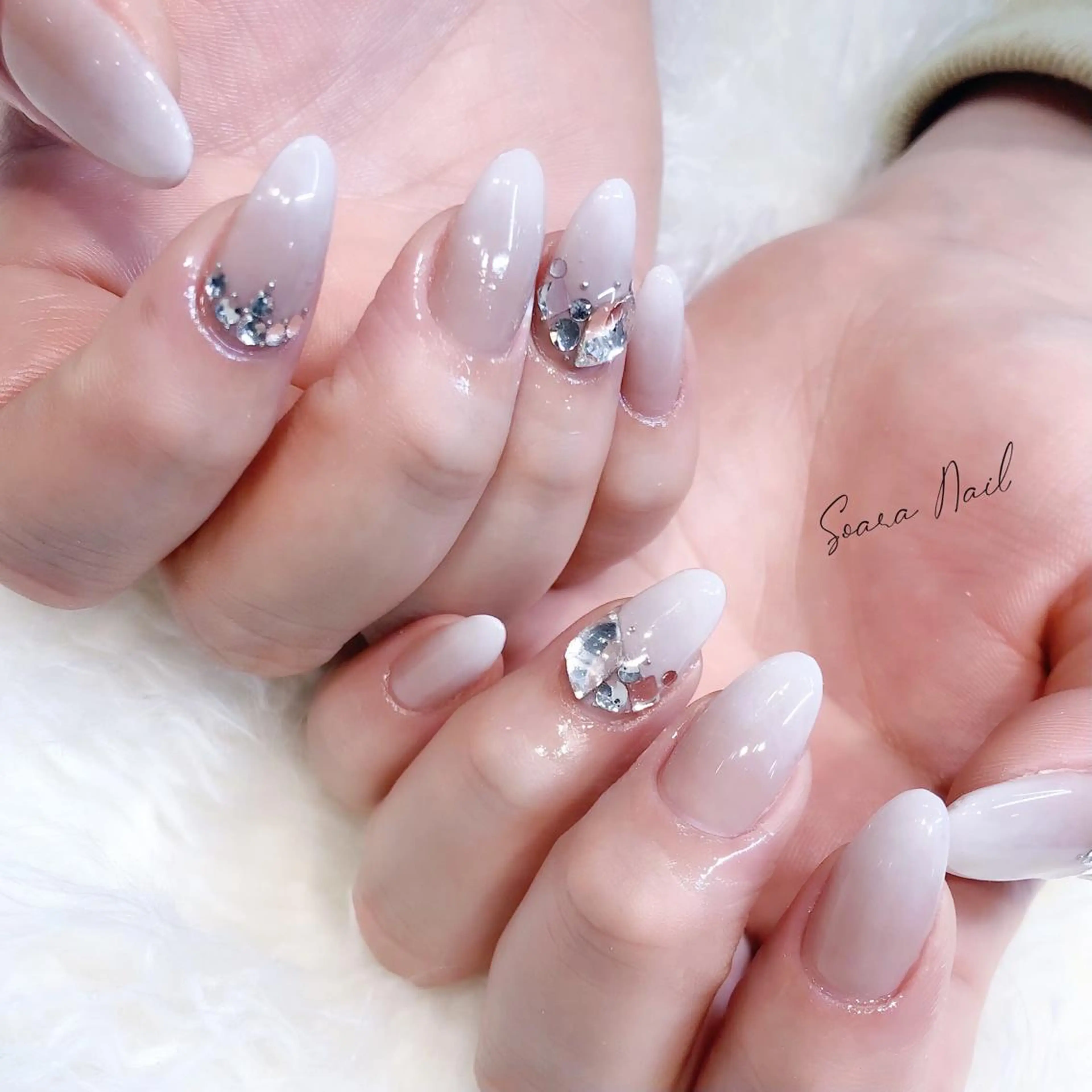 ネイル グラデーション ストーンネイル ハンドネイル Salon Cleve所属・T. maoのネイルデザイン