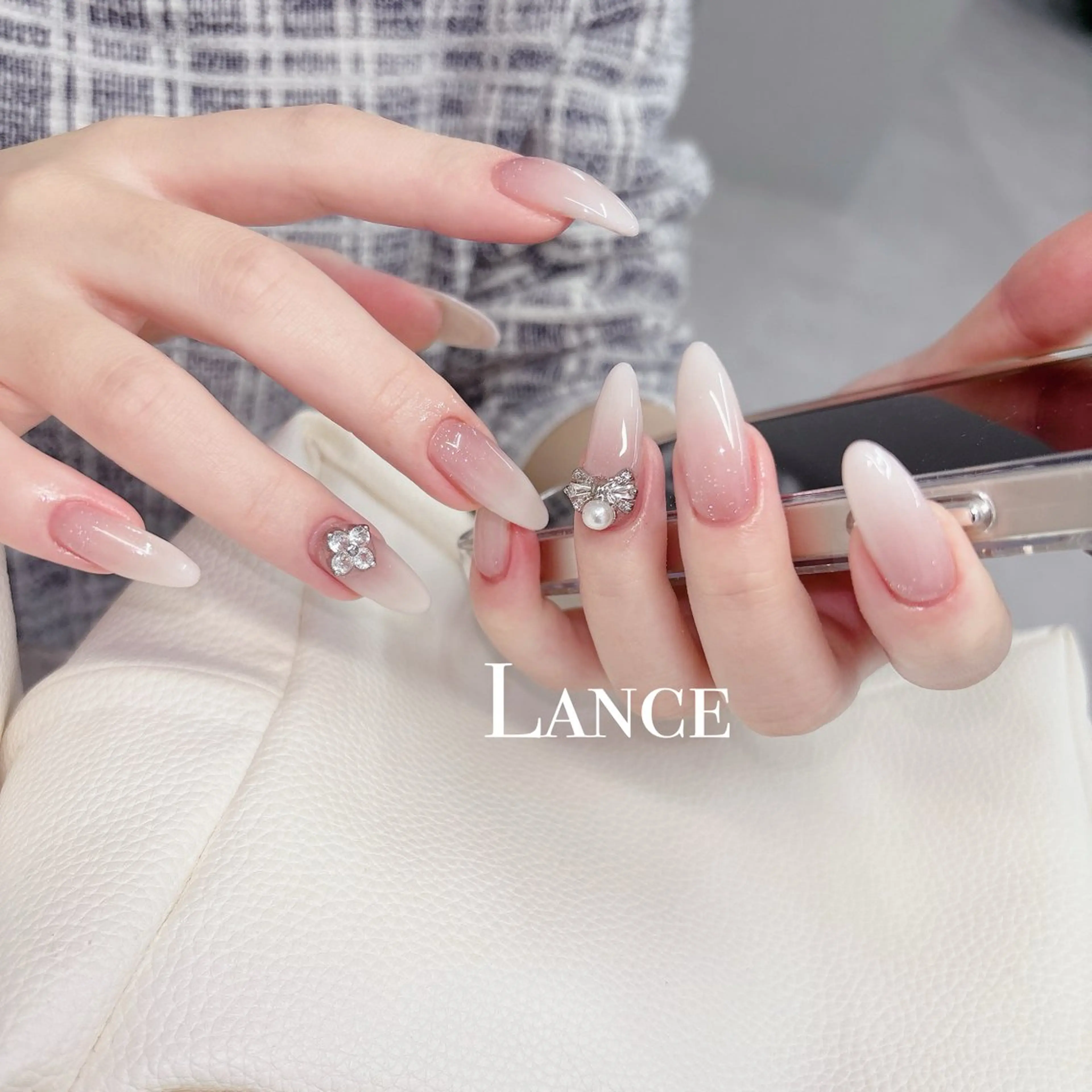 ネイル オーロラネイル フットネイル 氷ネイル・うるうるネイル キラキラネイル 韓国ネイル ハンドネイル Lance nailのネイルデザイン
