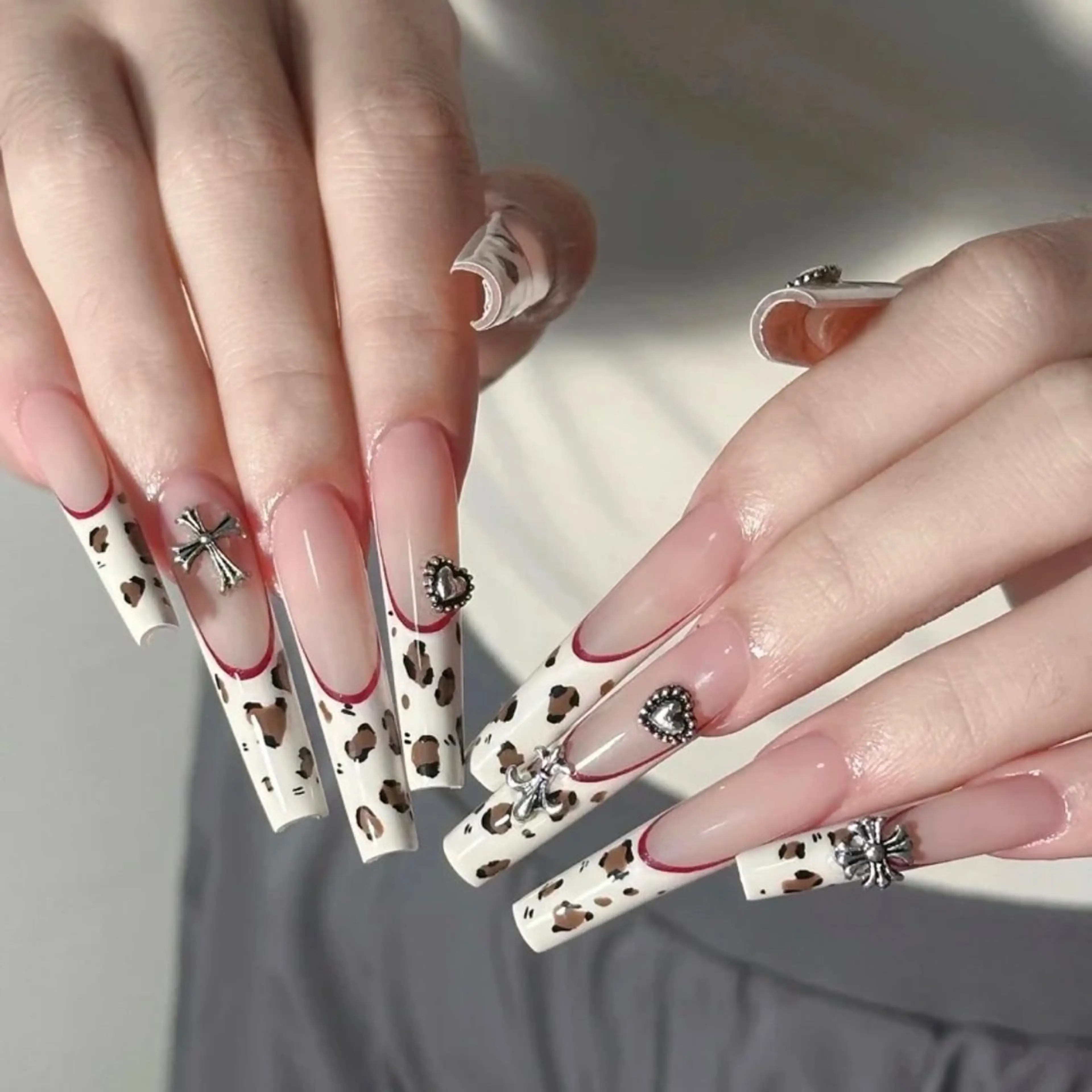 ネイル フレンチネイル ジェルネイル ガーリー グラデーション キラキラネイル Liora nail 1のネイルデザイン