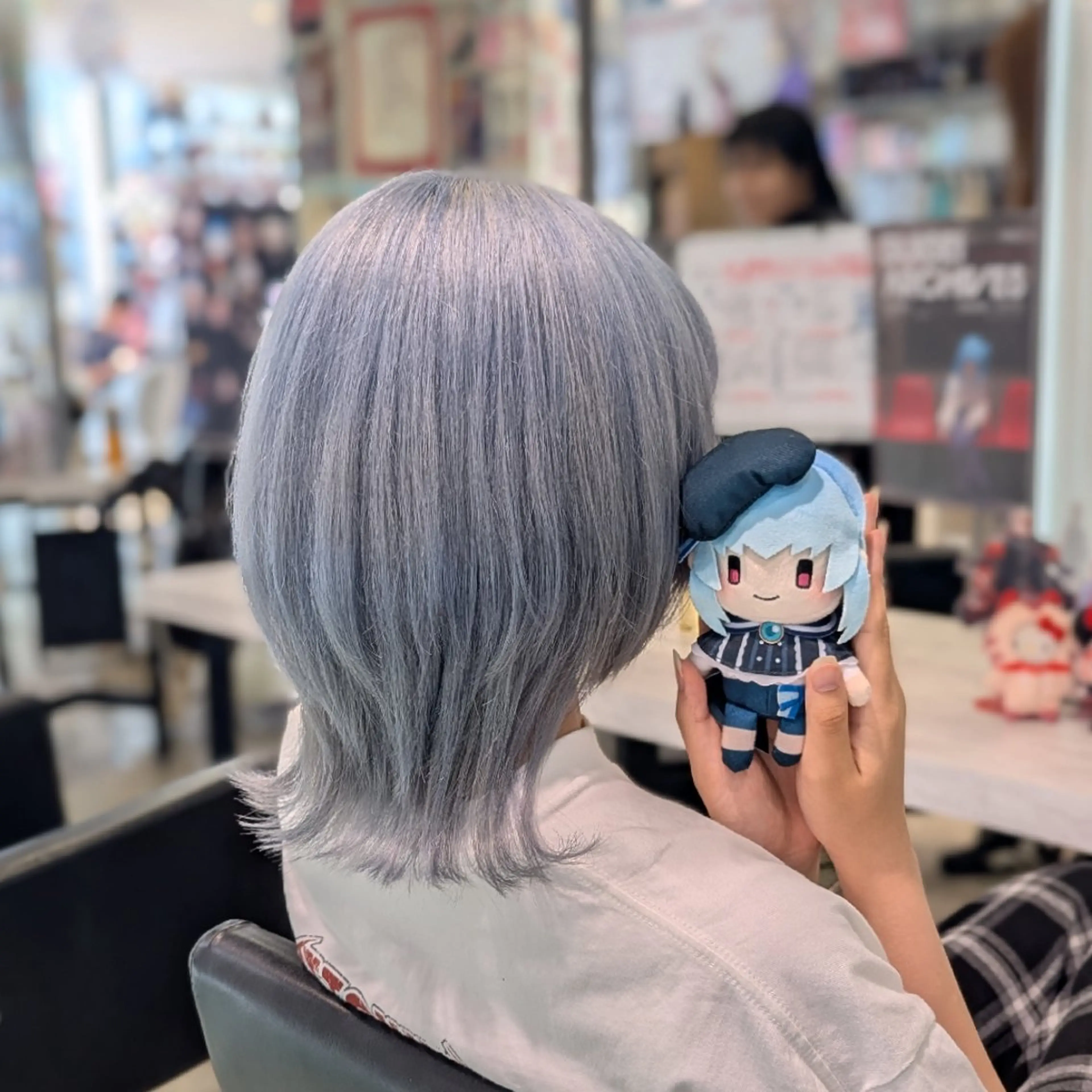 カラー ミディアム シルバー 推しカラー🦉にじさ んじカラー🌈🕒✨のヘアスタイル