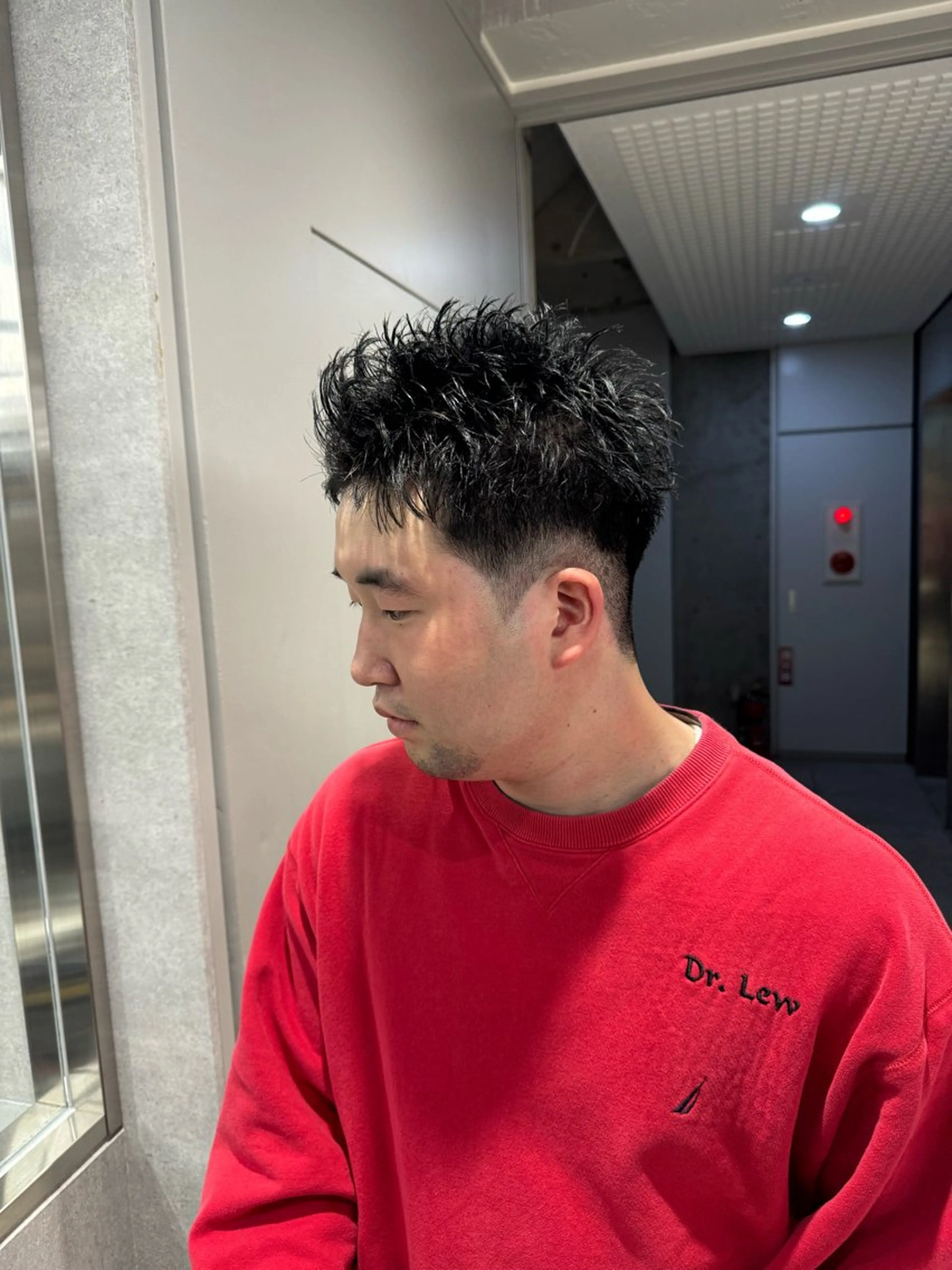 ショート カラー パーマ ヘアアレンジ メンズ メンズブリーチ センターパート フェザーパーマ メンズハイライト メンズハイトーン カット パーマ トリートメント ヘッドスパ ヘアセット スパイキー/フェザー /波巻き/かいとのヘアスタイル