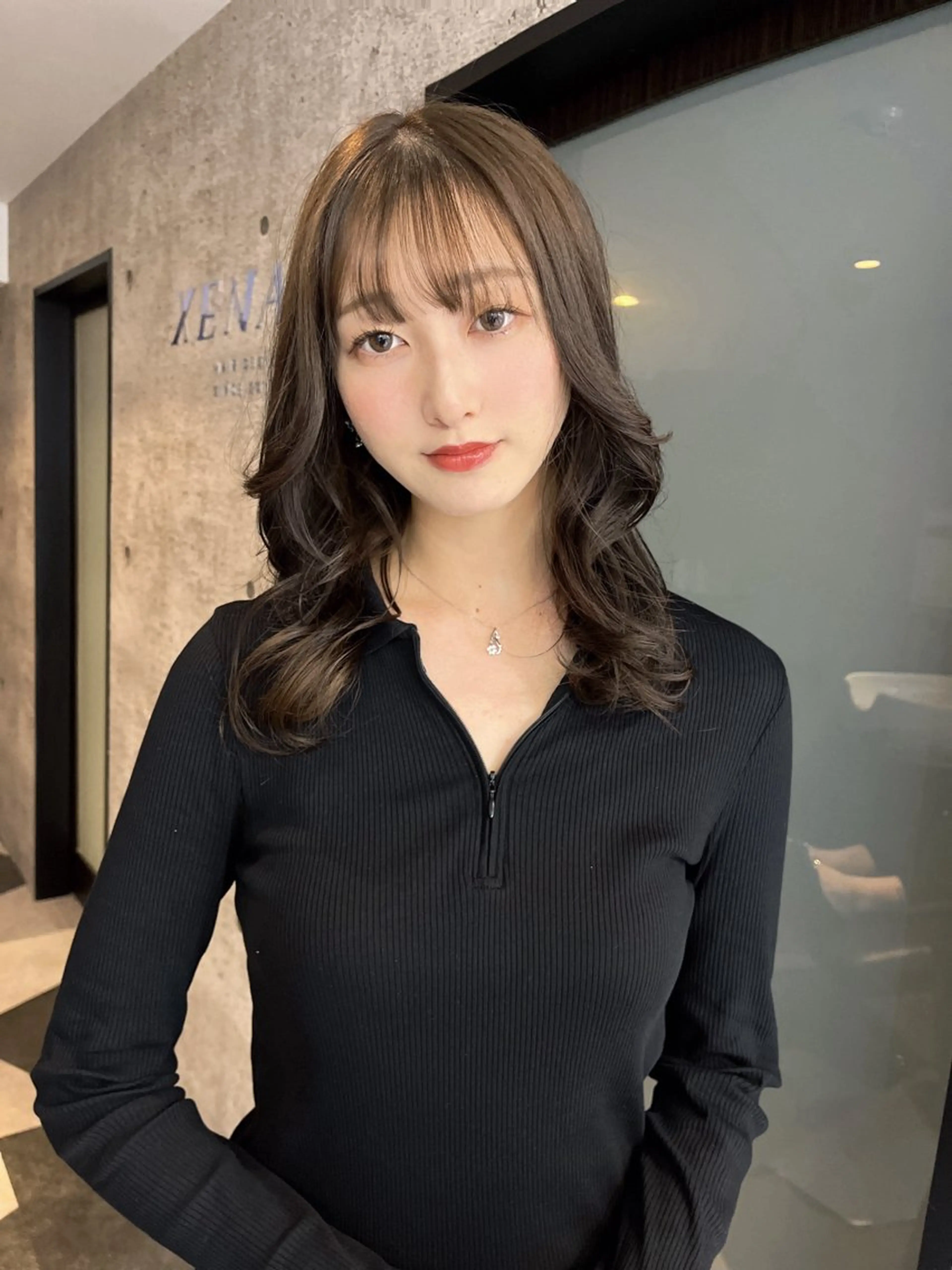 ミディアム GEM YURI ハイトーンカラーのヘアスタイル