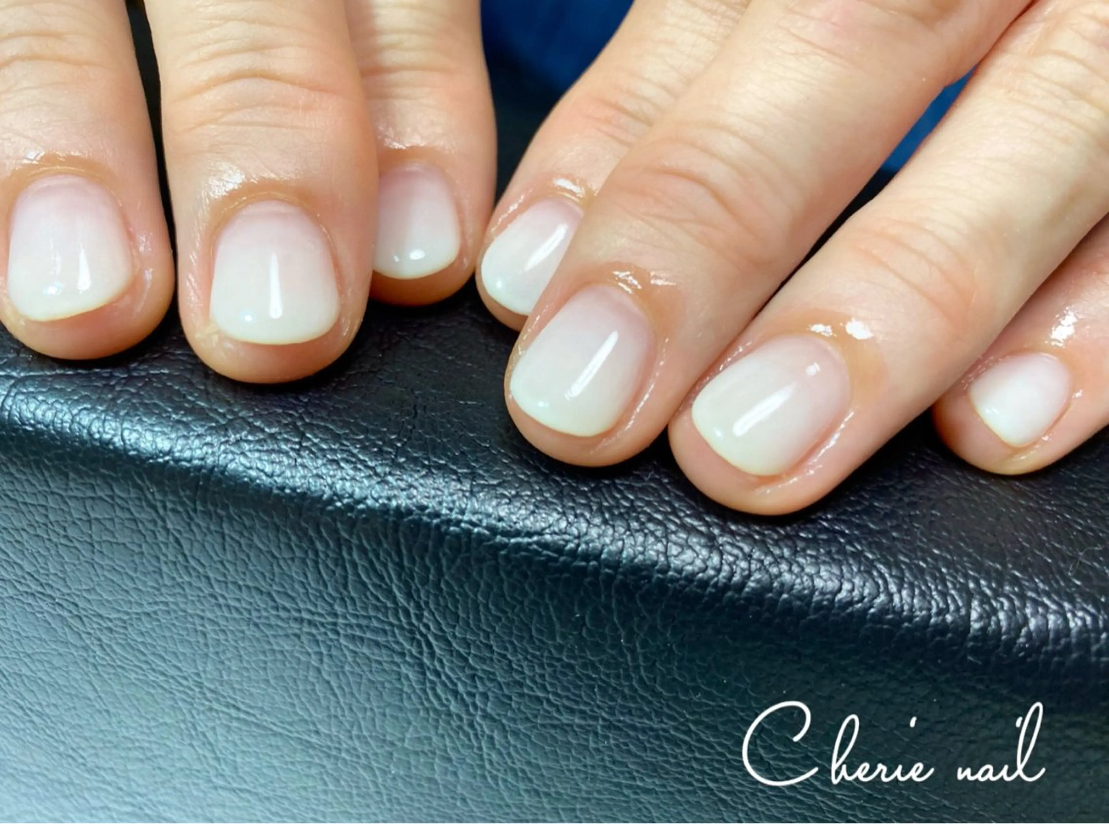 ネイル ジェルネイル グラデーション オフィスネイル シンプルネイル ホワイト ハンドネイル Cherienail yunaのネイルデザイン