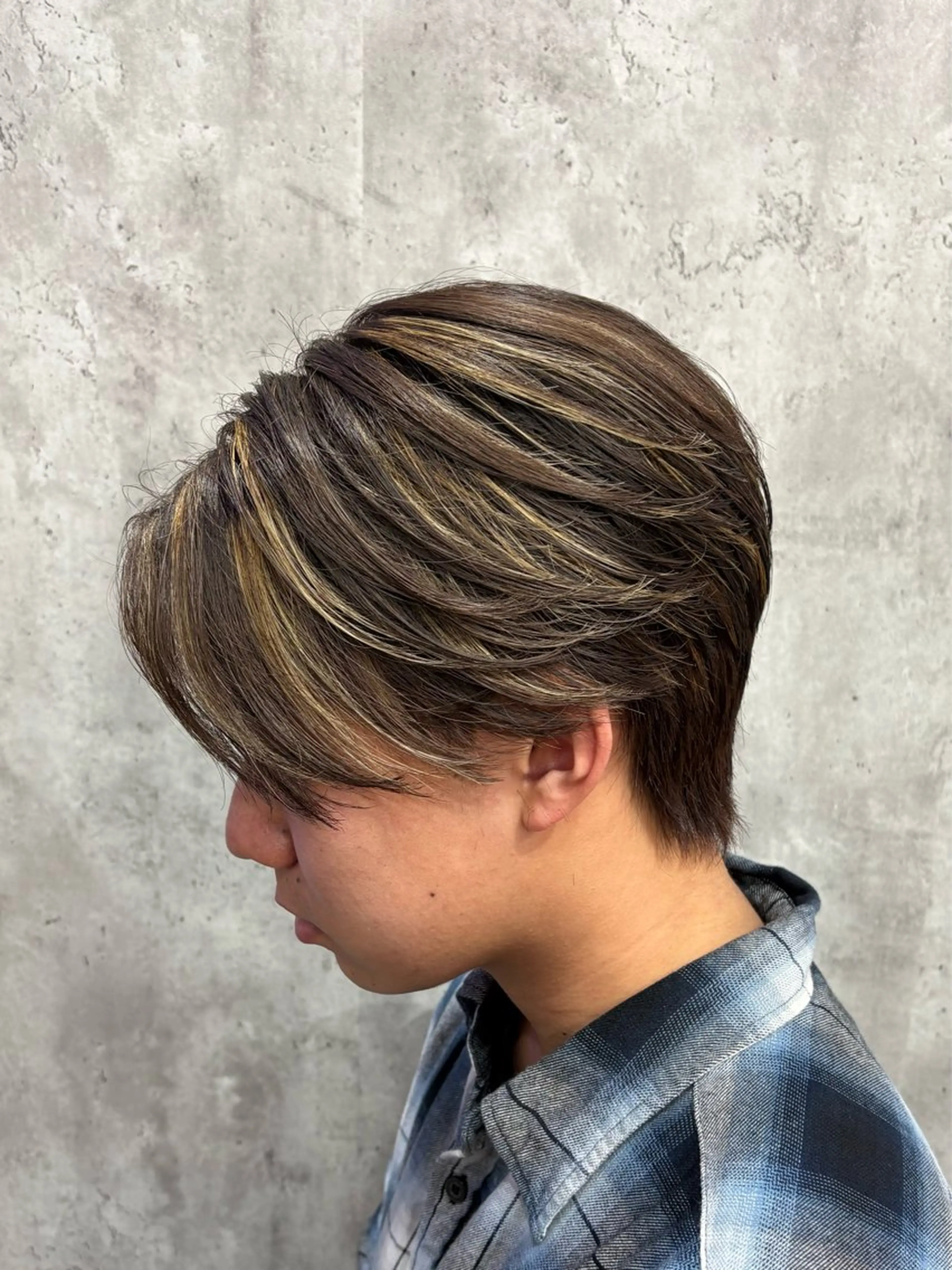 ミディアム カラー パーマ メンズ ミディアムパーマ センターパート ダウンパーマ メンズハイライト メンズパーマ カット ヘアカラー パーマ 韓国メンズヘア/ 毛流れヘア　須田龍世のヘアスタイル