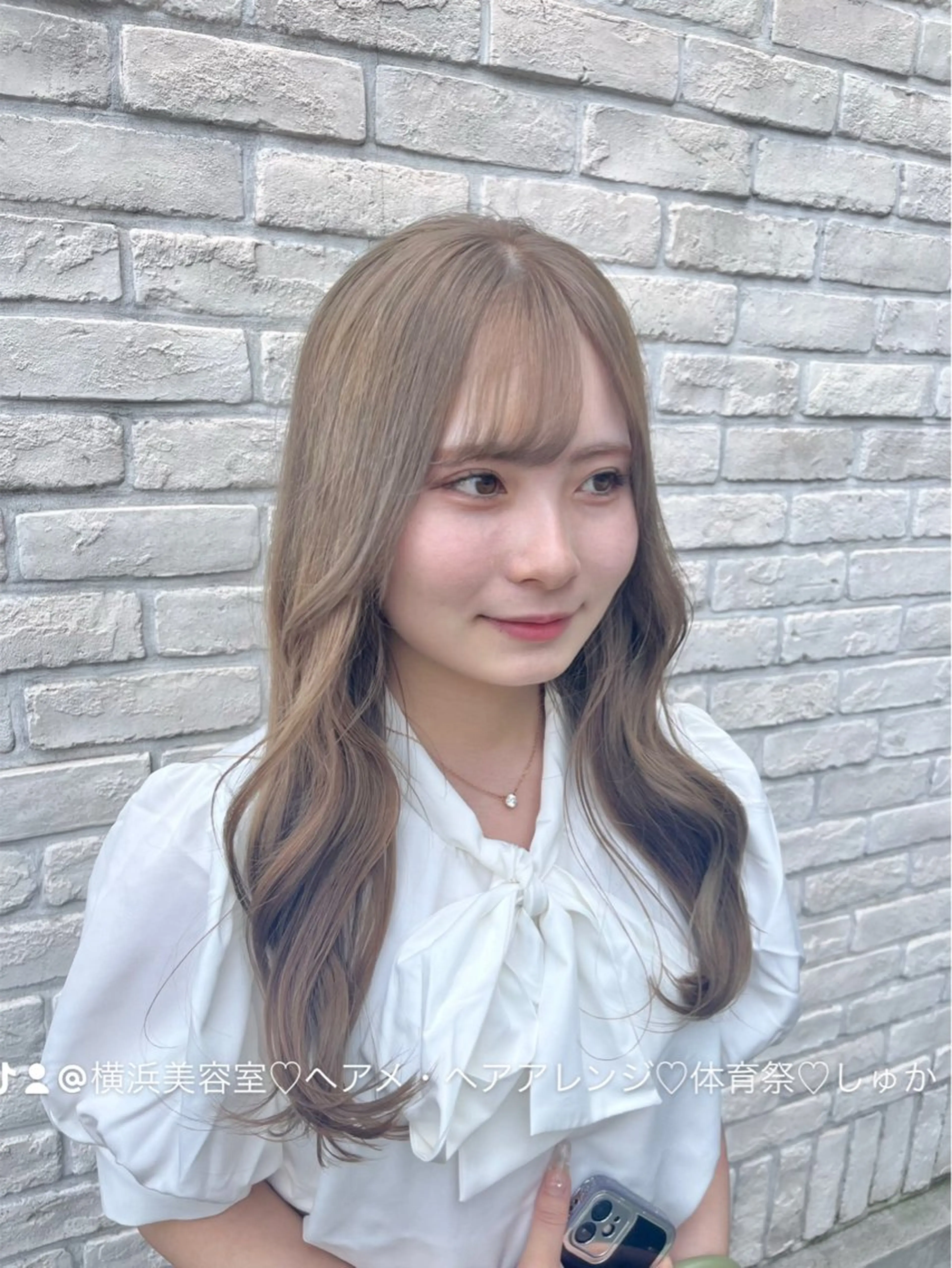 ロング カラー ベージュカラー ハイトーンカラー ミルクティーベージュ ケアブリーチカラー シールエクステのヘアスタイル