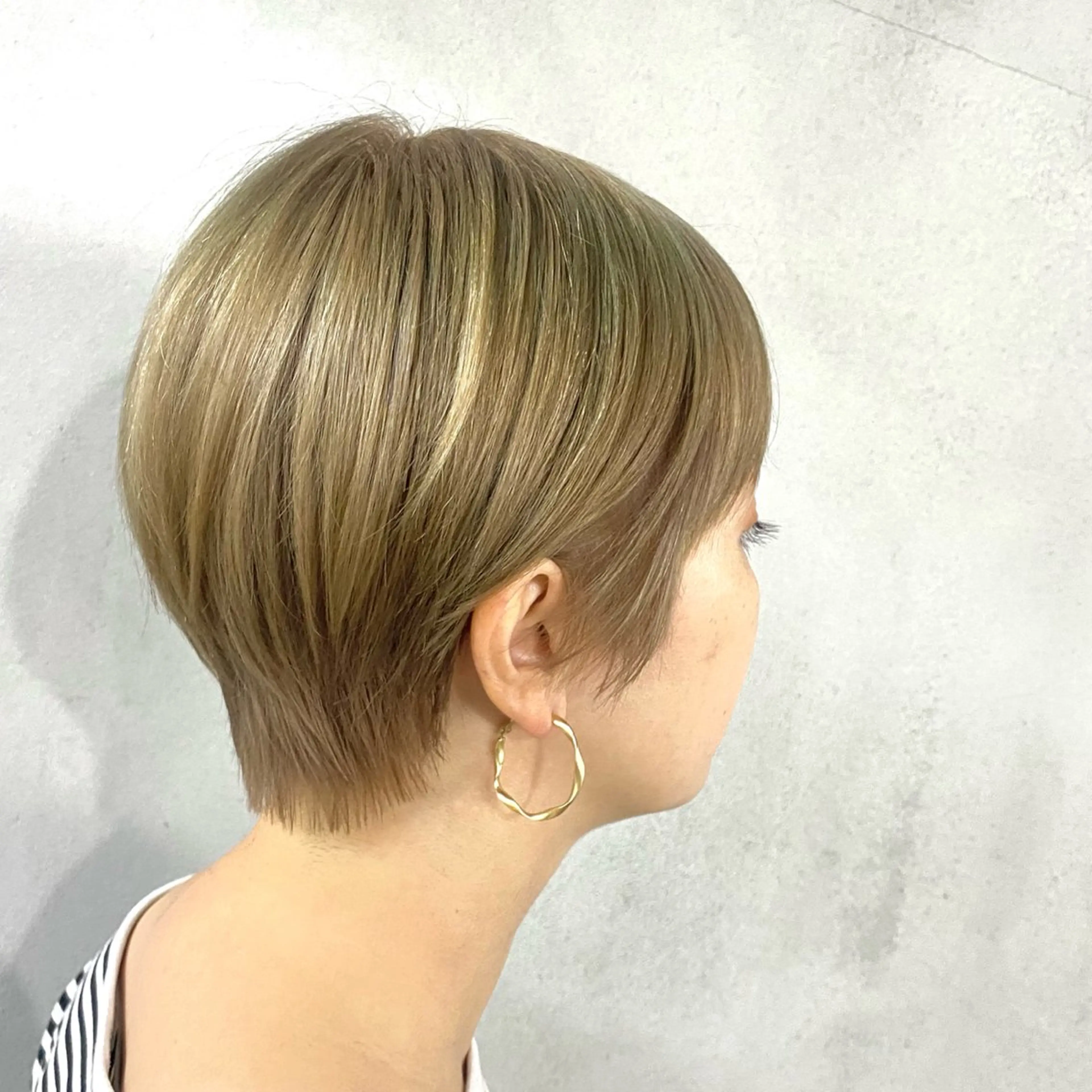 ショート カラー ヘアアレンジ ベージュカラー ハイトーンカラー ショートヘア カット ヘアカラー トリートメント #tag 佐藤璃美のヘアスタイル