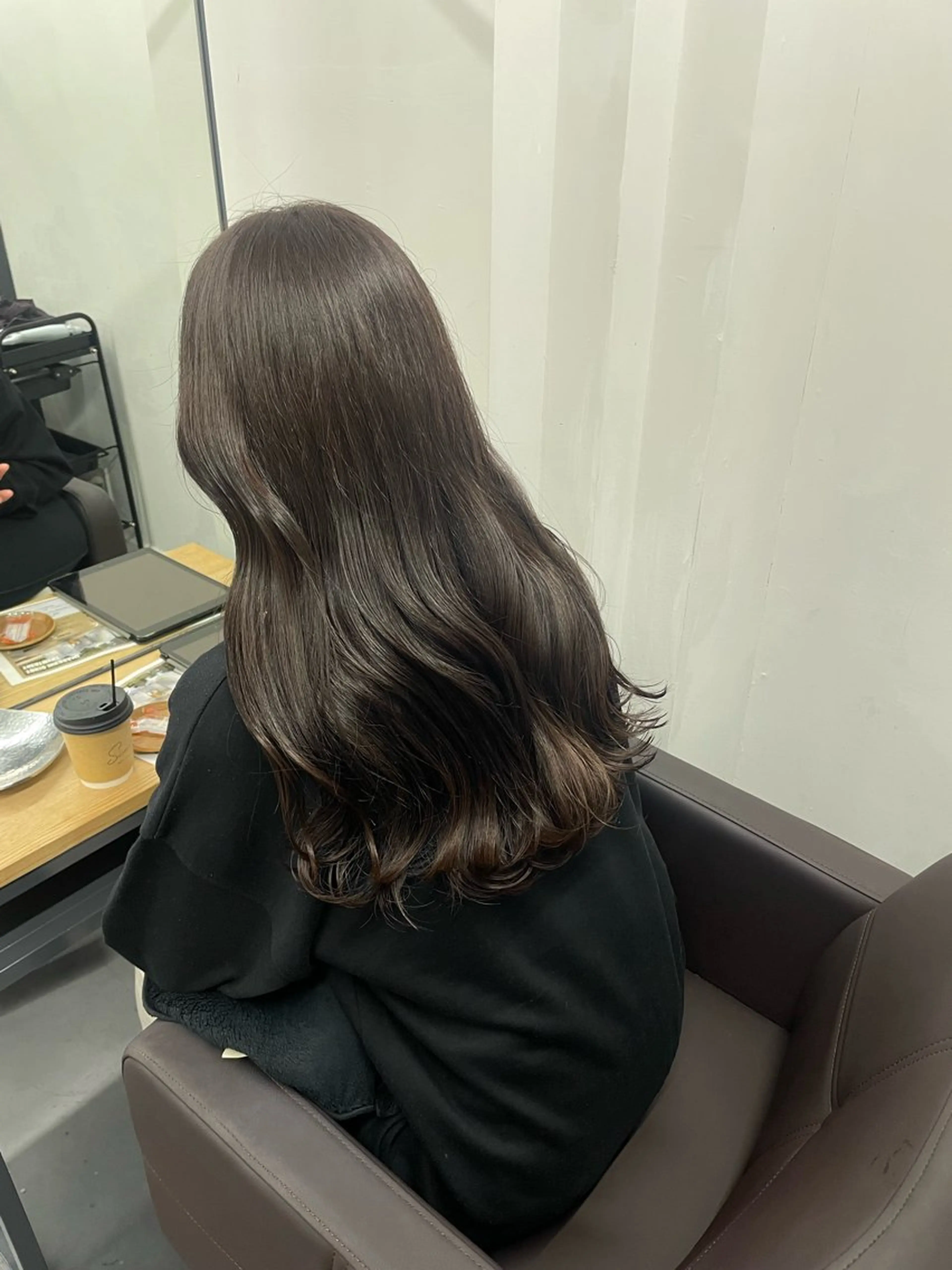 ロング カラー ダークグレー ダークグレージュ グレージュ ヘアカラー カリン/ カット・ブリーチのヘアスタイル