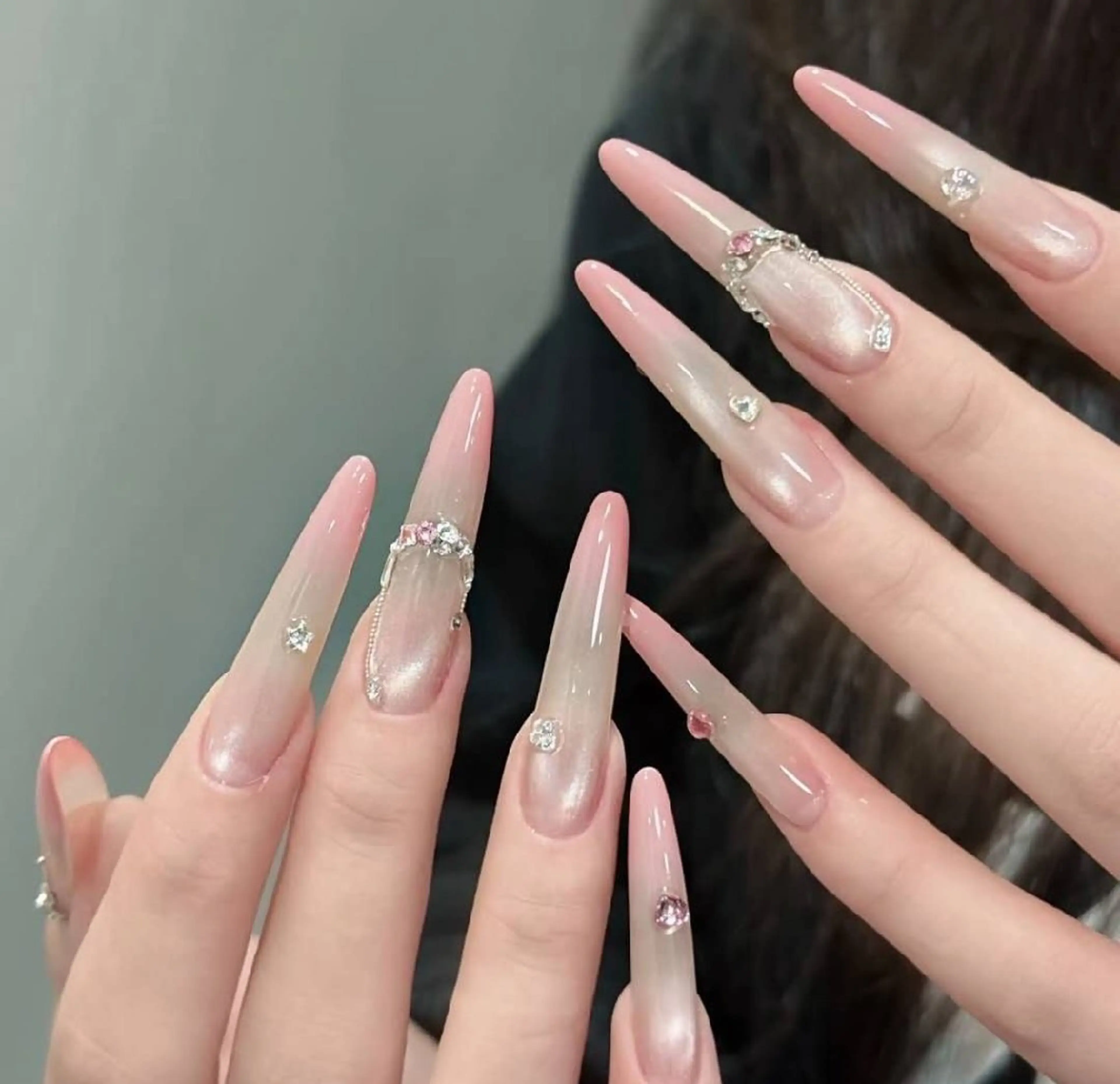 💙当店大人気💙カラ―グラデーション × 白マグネット + パーツ2個(ハンドネイル)の写真