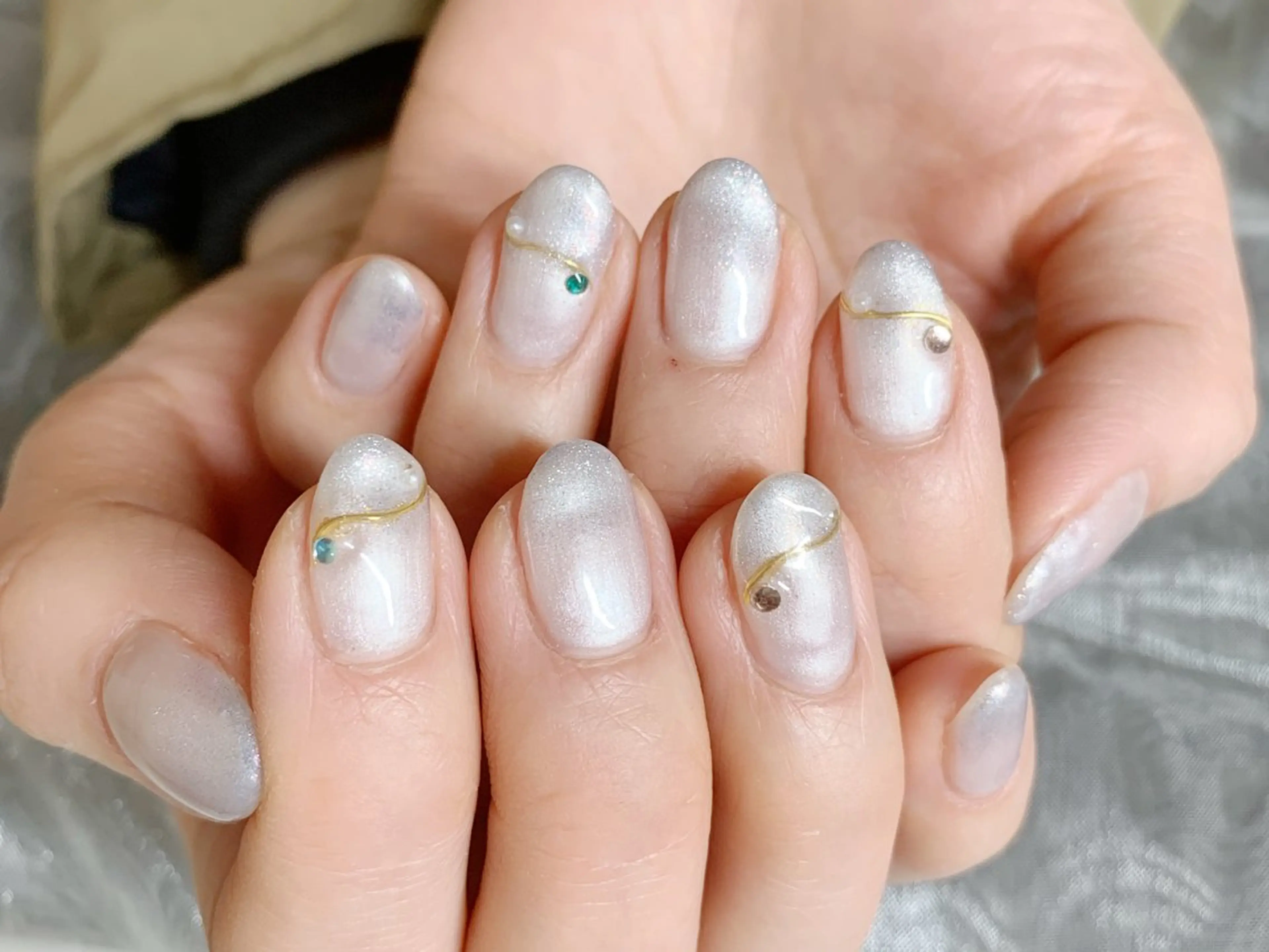 ネイル ミラーネイル オフィスネイル ホワイト ハンドネイル mira-cle大濱美容アカデミー所属・AI NAのネイルデザイン