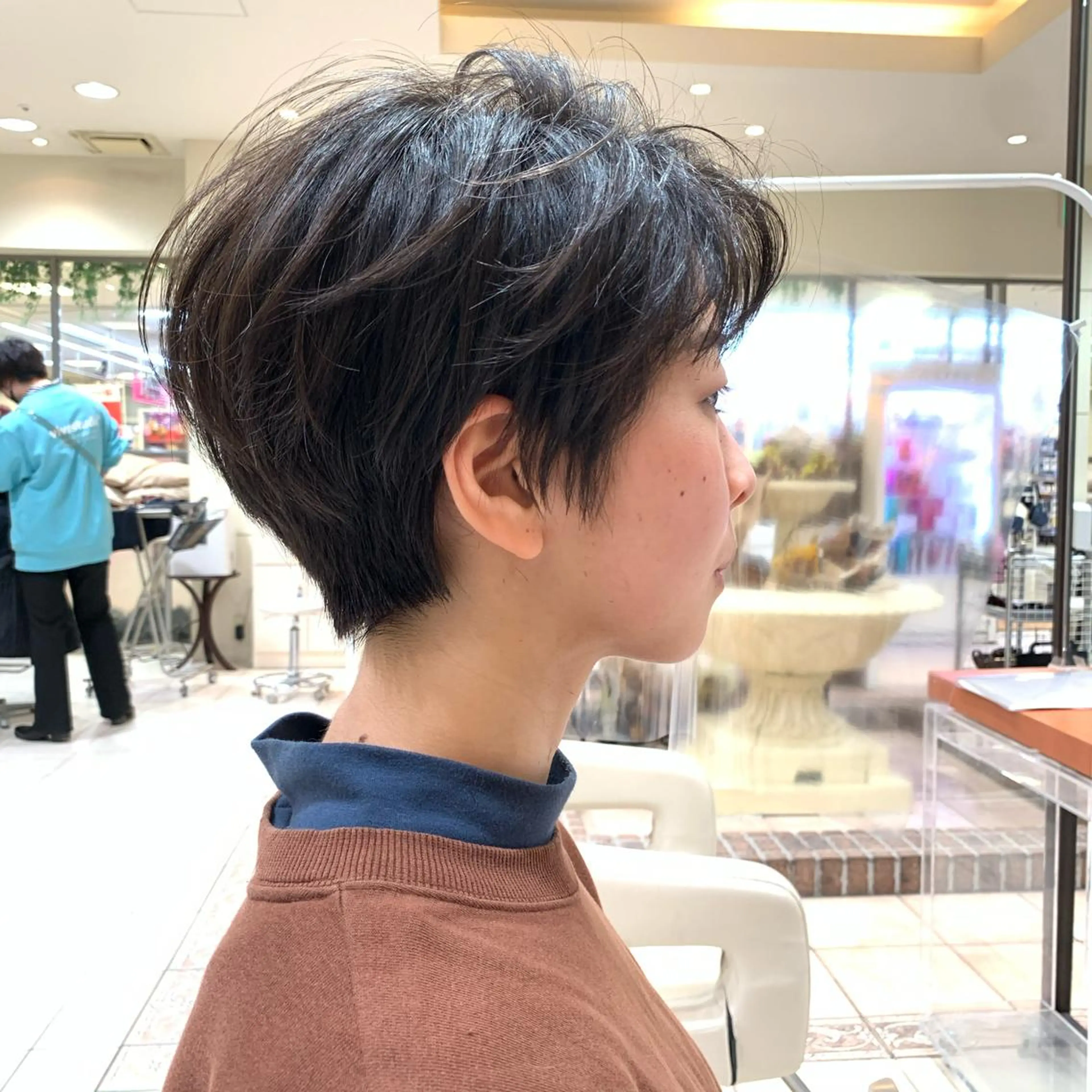 ショート カラー MODEks eau 佐藤優志のヘアスタイル