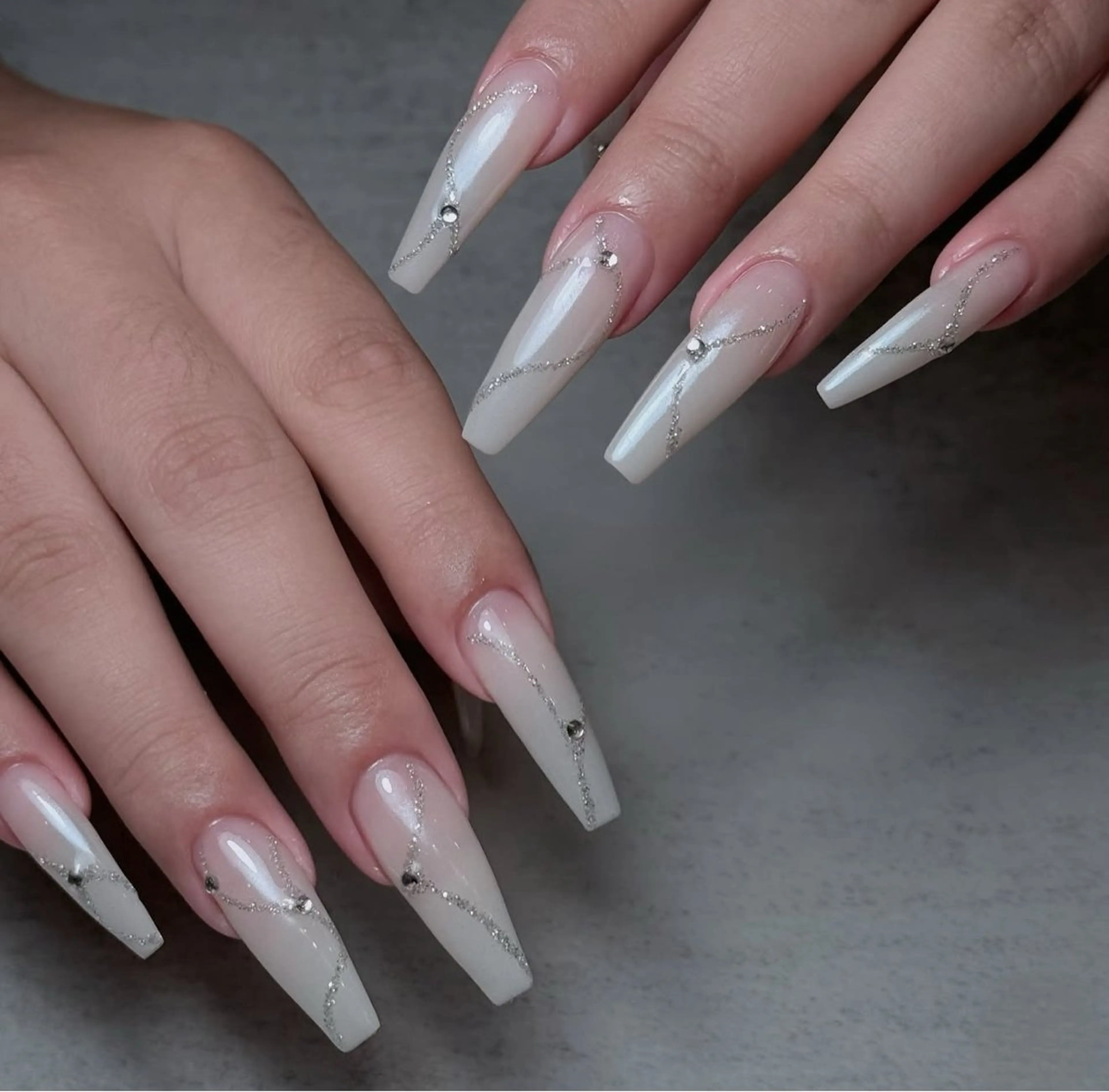 ネイル 成人式 キラキラネイル マグネットネイル ミラーネイル ニュアンスネイル ハンドネイル Lyna 池袋のネイルデザイン