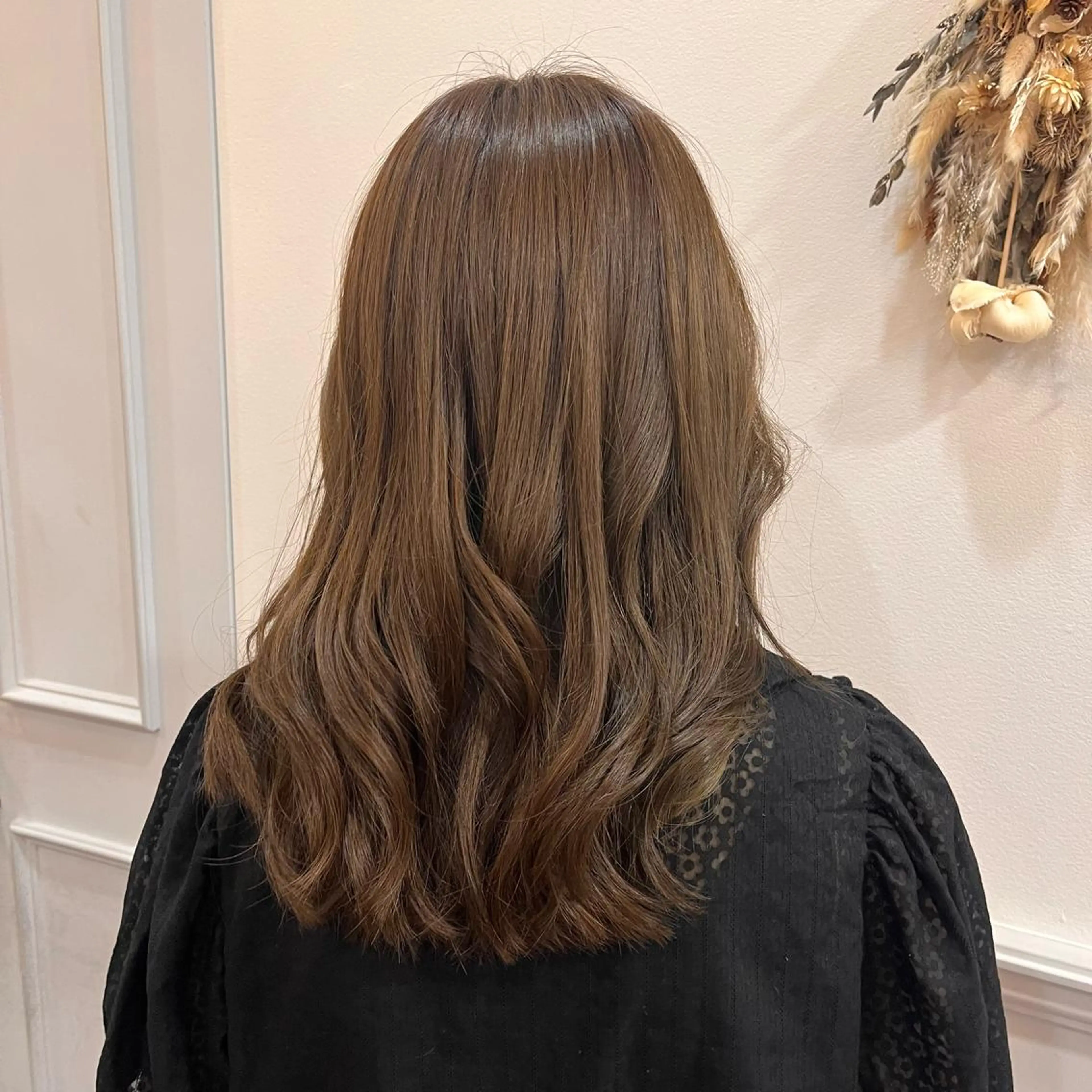 セミロング カラー オリーブカラー よしだ しおりのヘアスタイル