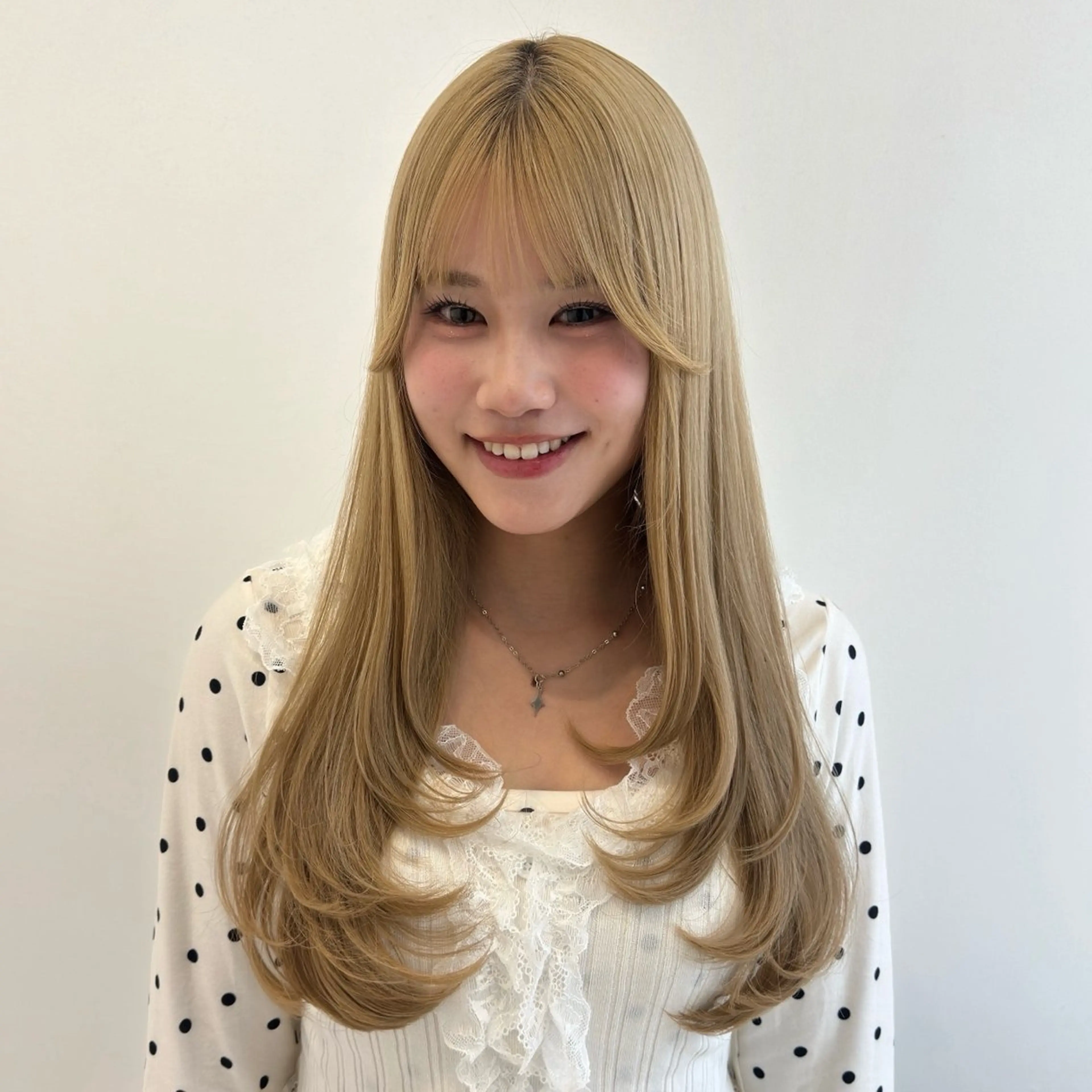 セミロング カラー ブリーチ ハイトーンカラー レイヤーカット カット ヘアカラー トリートメント 🌼動き×透明感🩵 ハイトーン/ナナのヘアスタイル