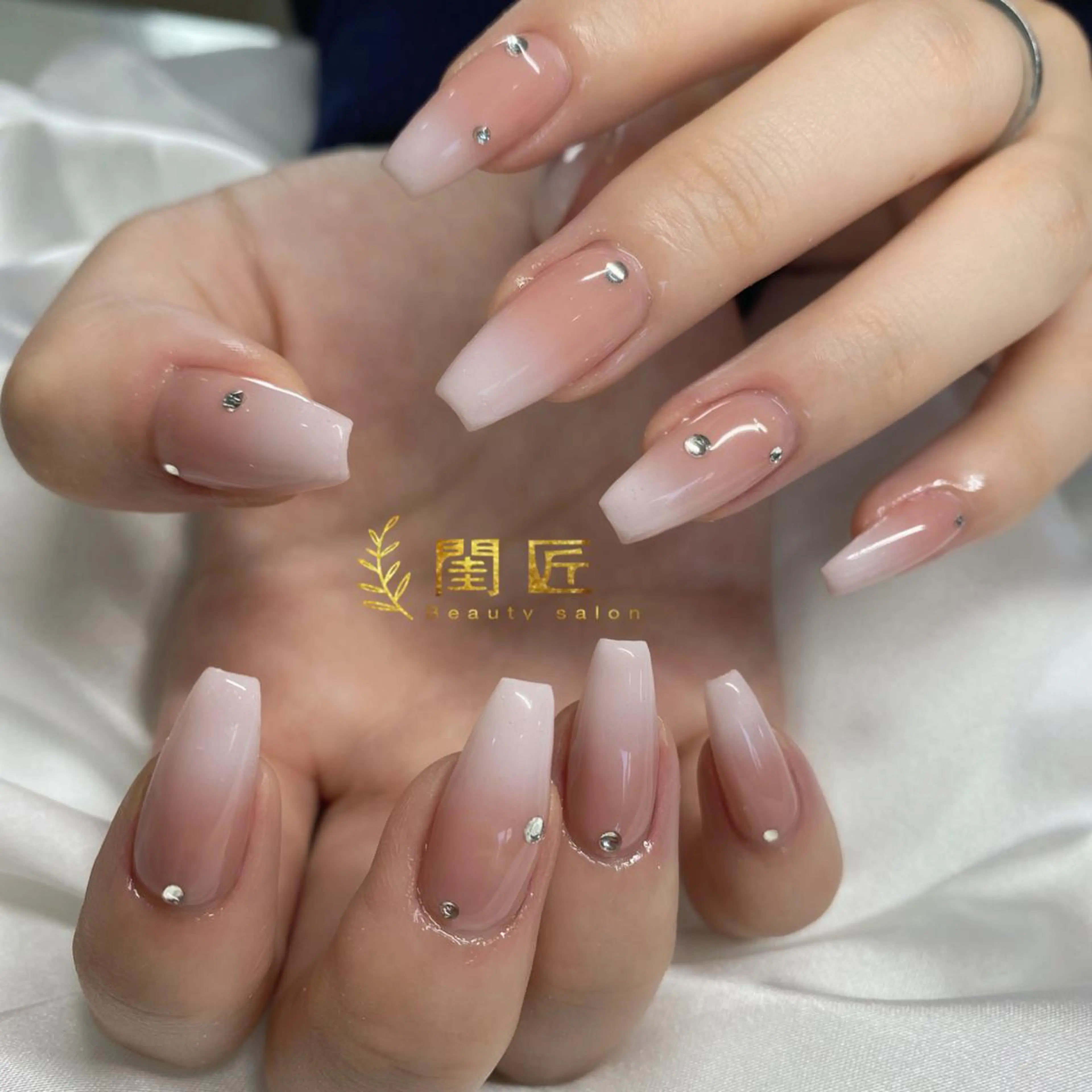 💅【ハンドネイル】✨🤍ふんわりゴージャス ベビーブーマーグラデーション¥7380 【新規オフ無料】の写真
