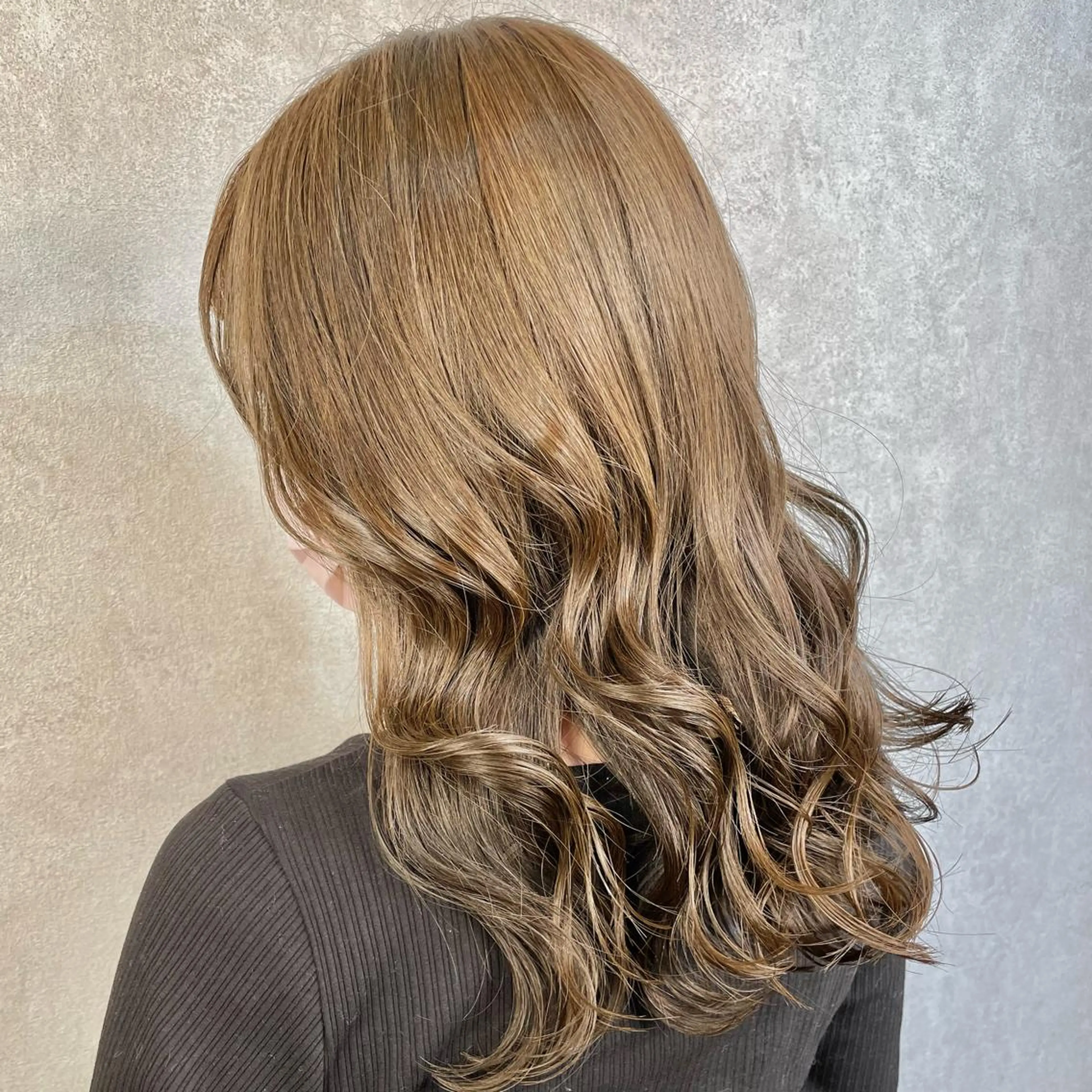 セミロング カラー カット ヘアカラー トリートメント 井本翔太.髪質改善. ベージュ.グレージュのヘアスタイル