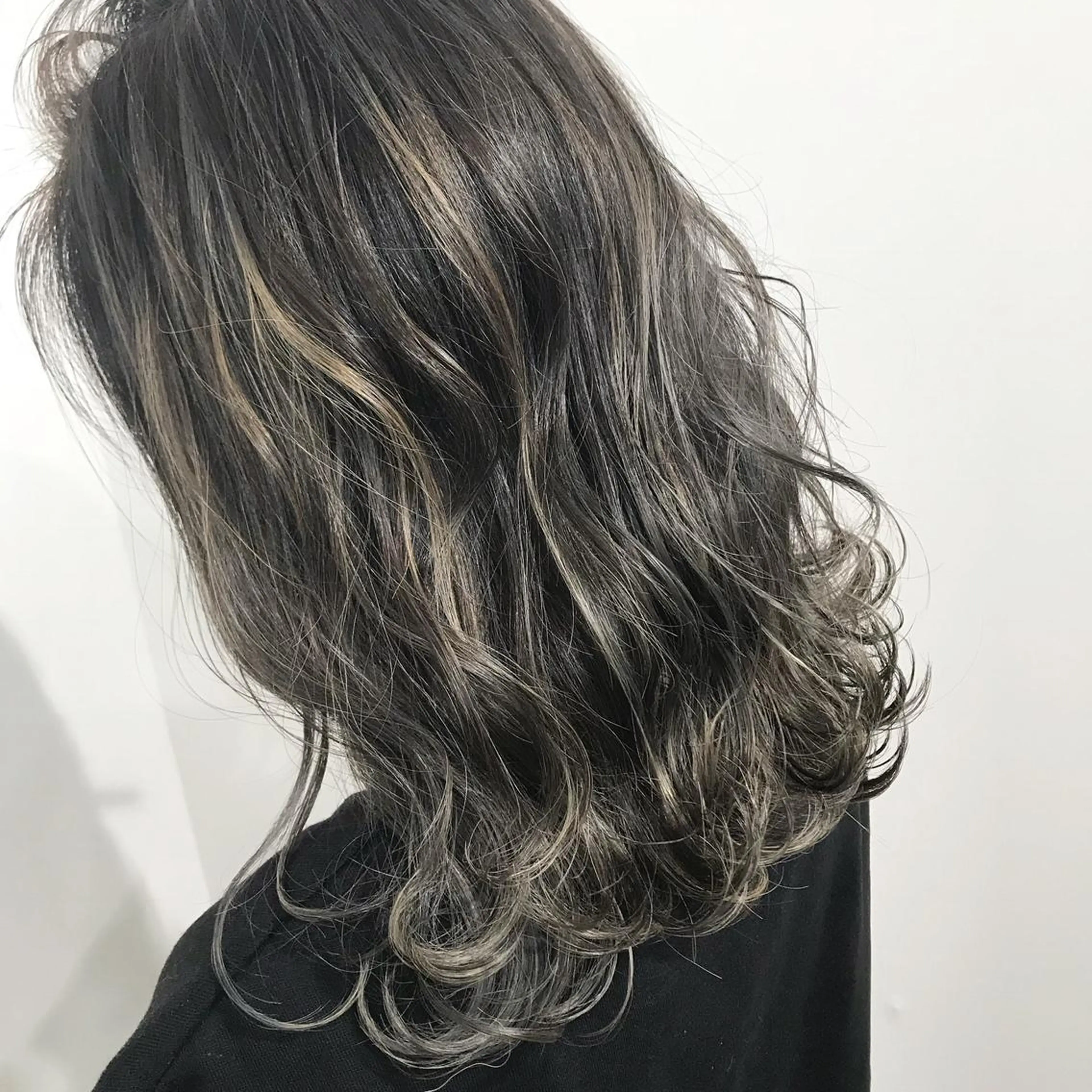 ミディアム カラー タカハシ ユウキのヘアスタイル