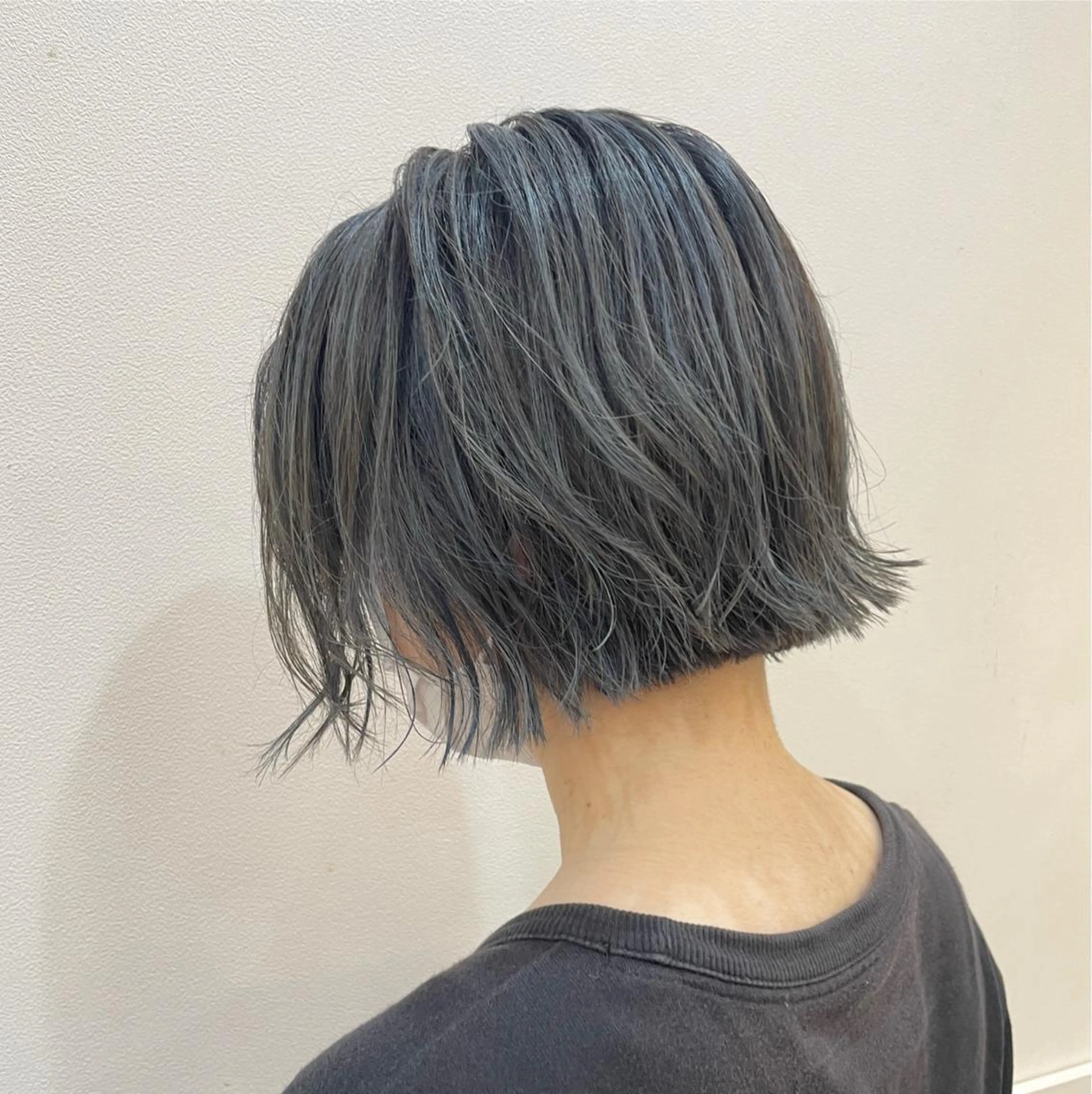 ショート 内田温子大人女性 ハイライト、ボブのヘアスタイル