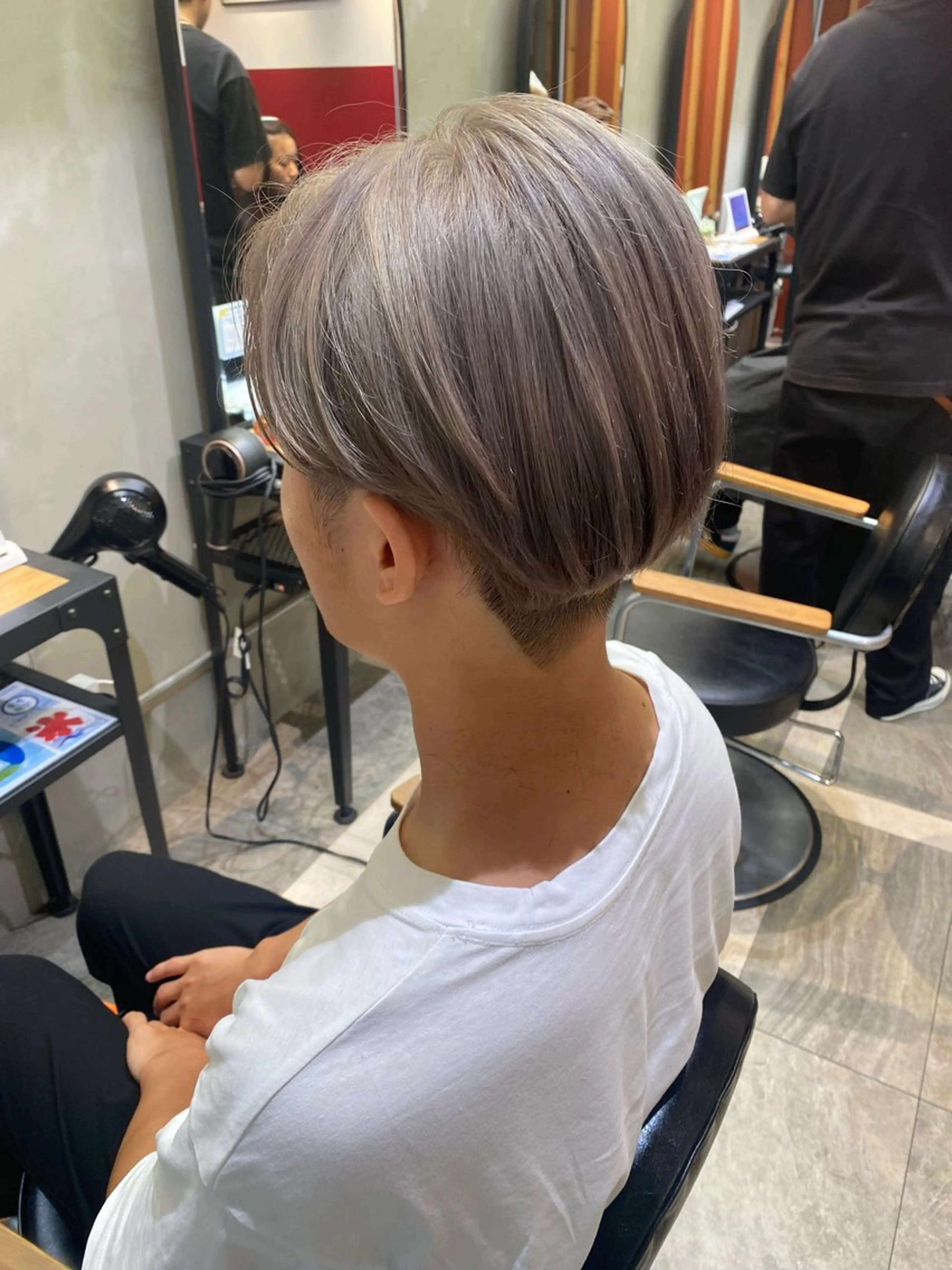 カラー ブリーチ グレージュ ミルクティーグレージュ カット ヘアカラー La fith hair leaf所属・syuyama shinichiのヘアスタイル