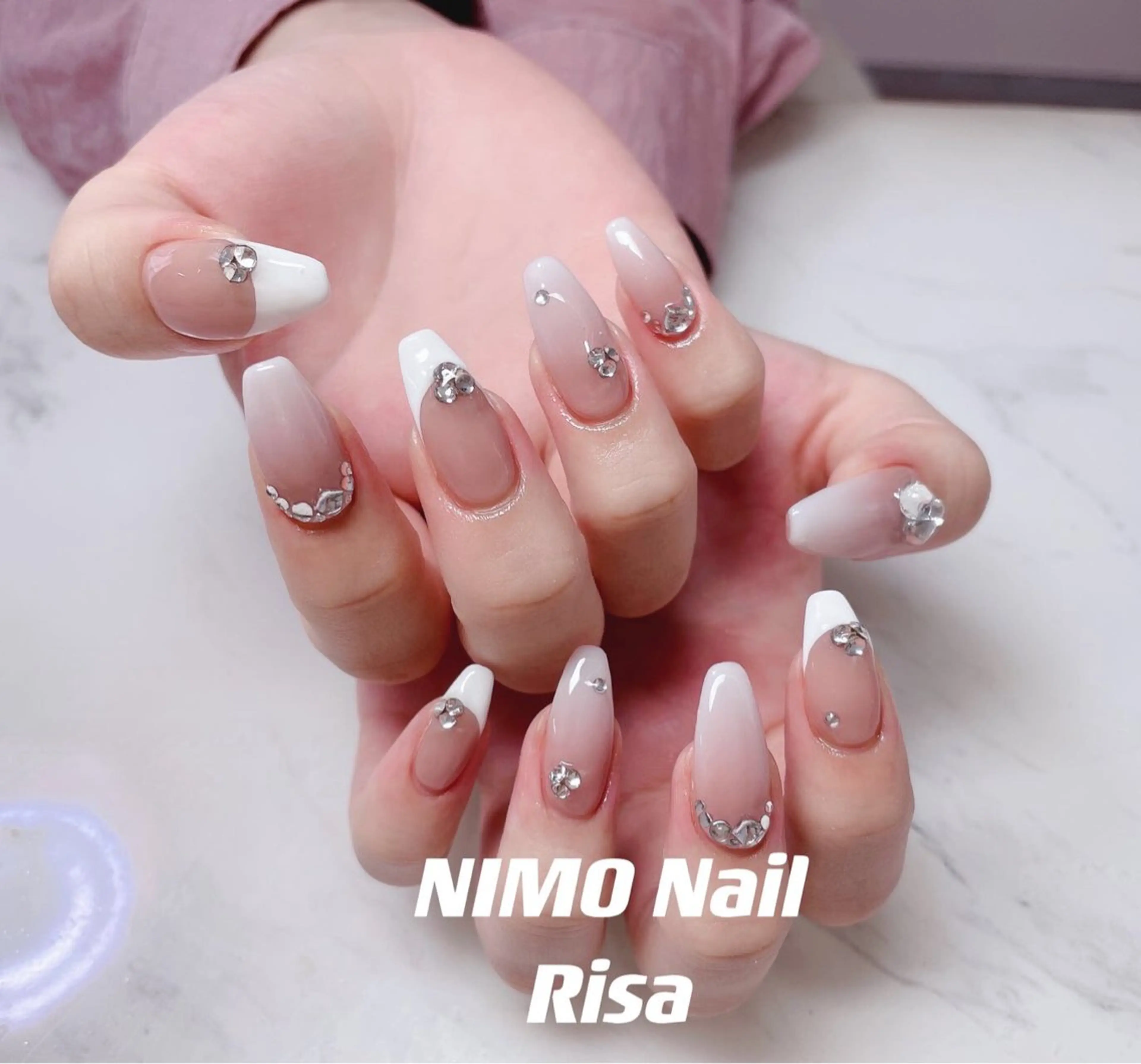 ネイル キラキラネイル ストーンネイル ハンドネイル RI SA☀️ リサのネイルデザイン