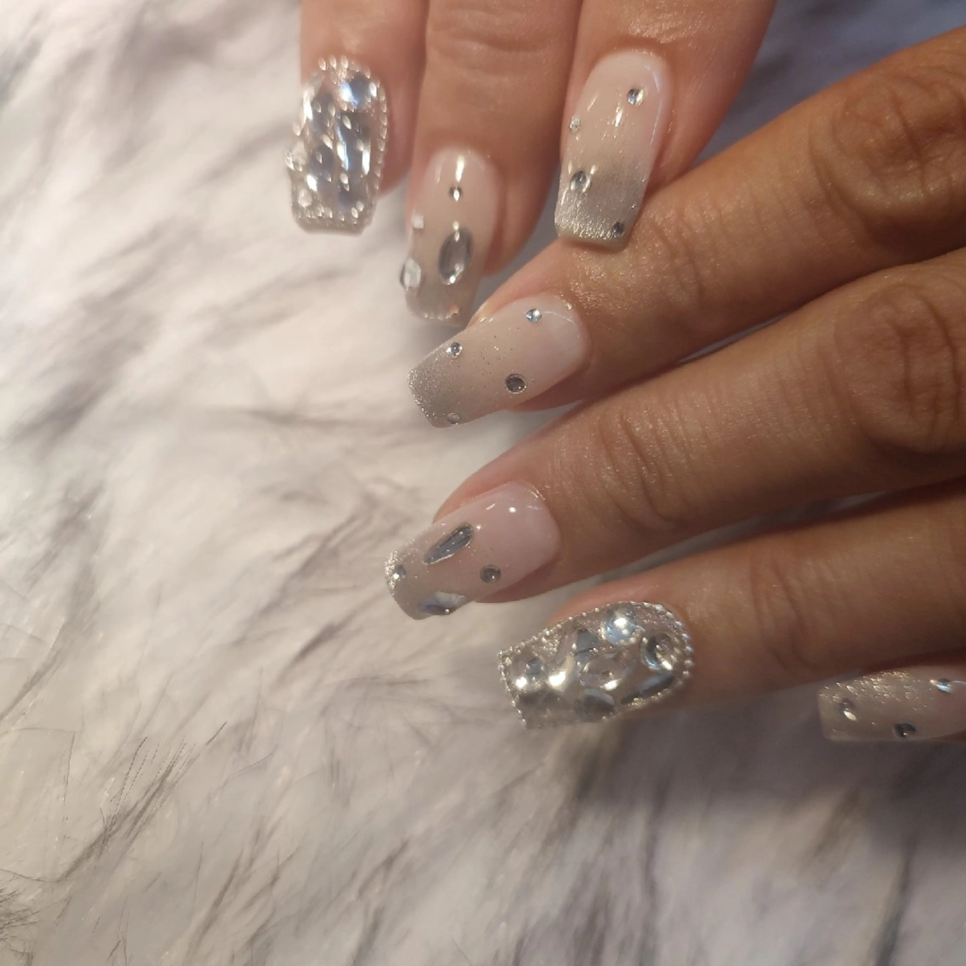 ネイル ハンドネイル RUNWAY 　　の眉毛・アイブロウイメージ