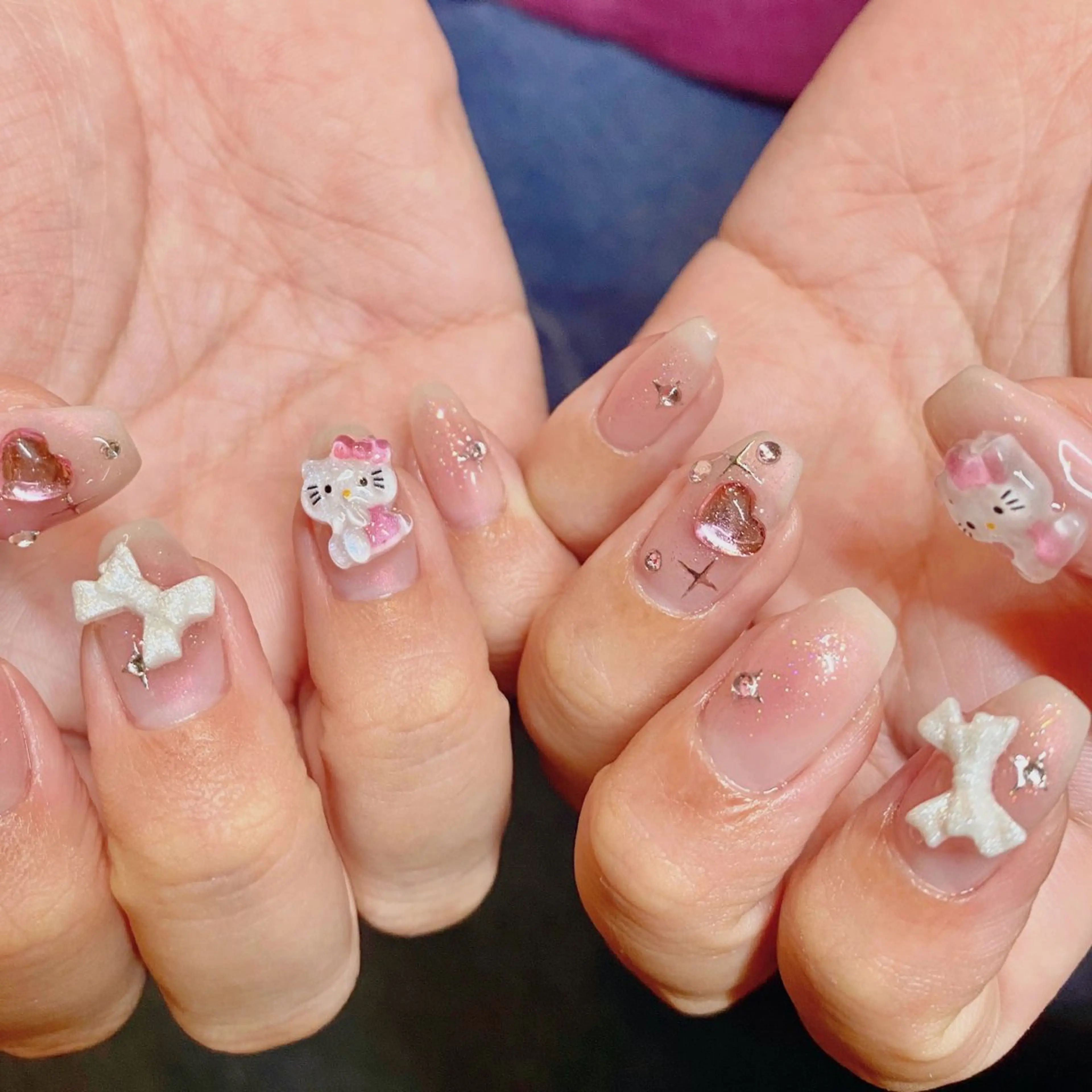 ネイル チークネイル ガーリー キラキラネイル ピンク リボン ハンドネイル ハンドケア 🎀NAIL🎀 AI🪄︎︎◝✩のネイルデザイン