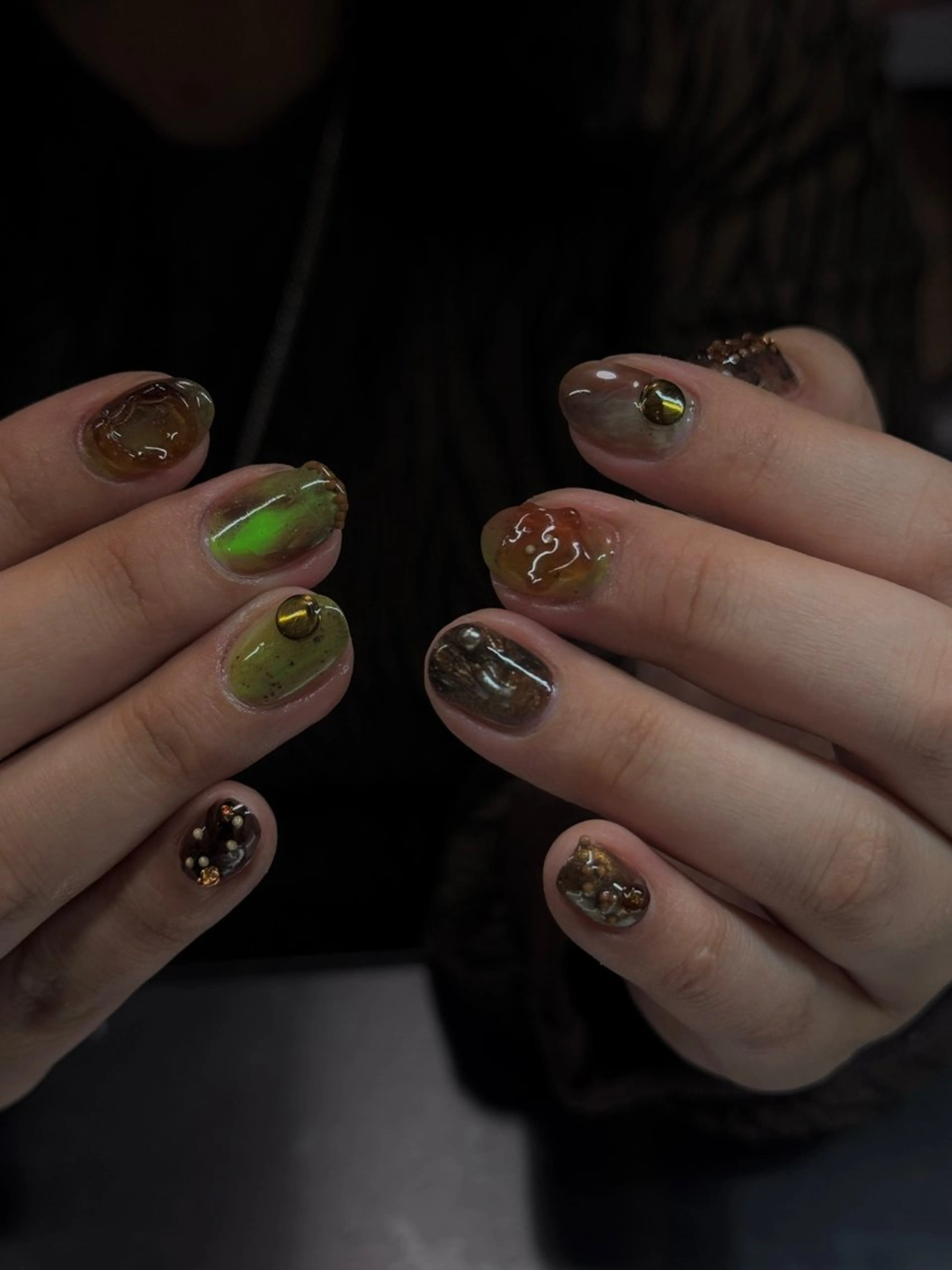 ネイル ブラウン グリーン Be Colorful 新宿店所属・岩井 柚樹のネイルデザイン