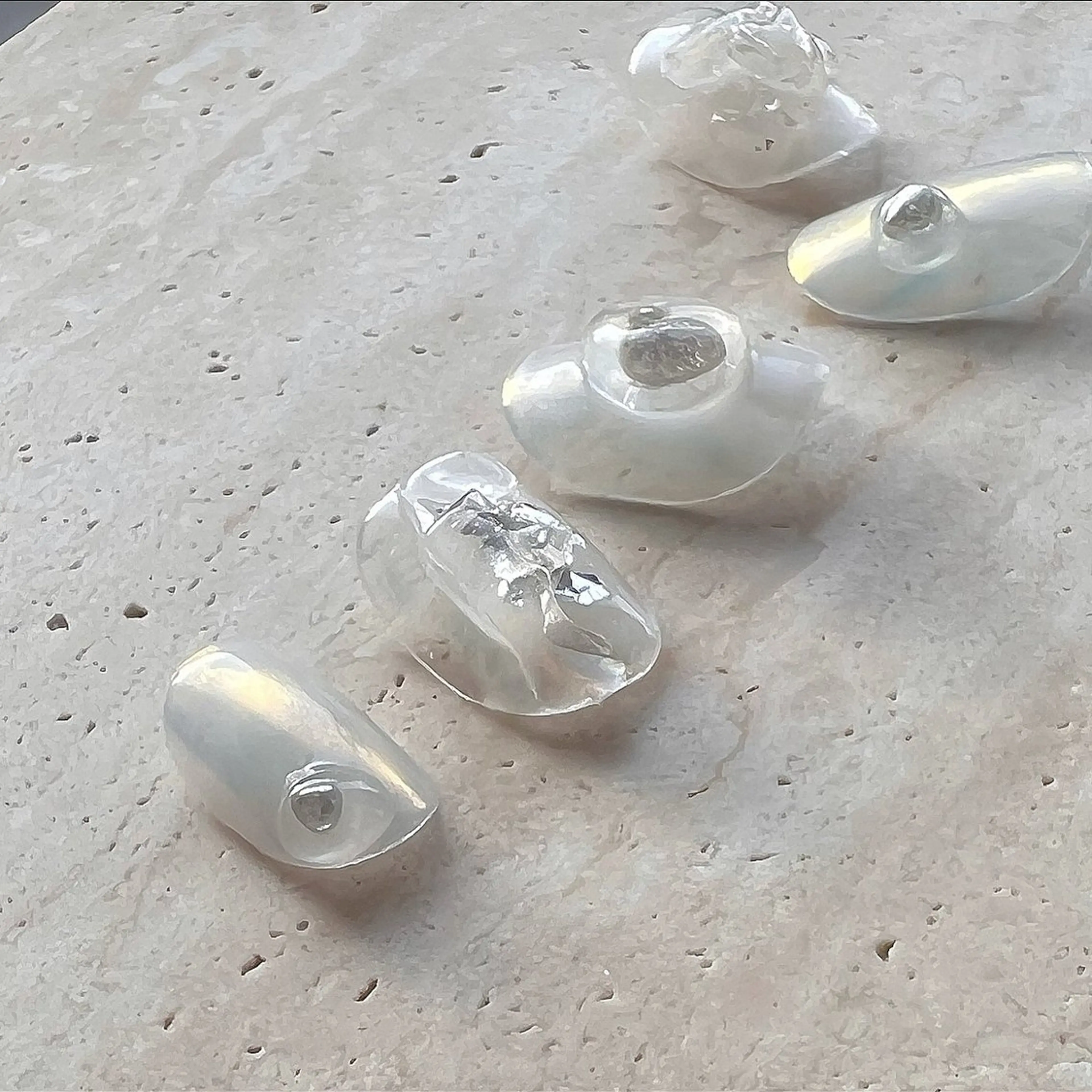 ネイル オーロラネイル 氷ネイル・うるうるネイル ぷっくりネイル シルバー ホワイト ハンドネイル pointillé .ayaのネイルデザイン