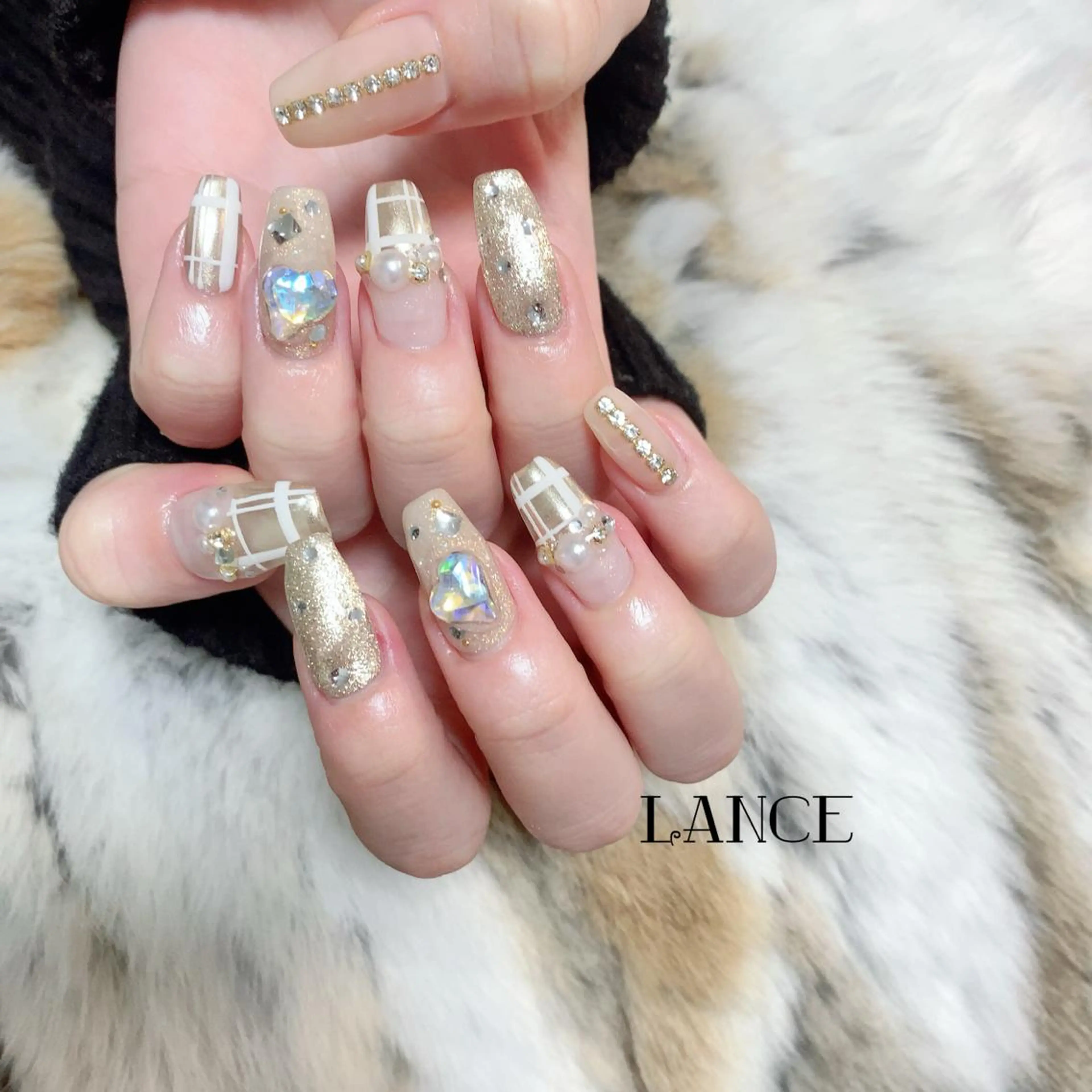 ミディアム ネイル オーロラネイル フレンチネイル キラキラネイル ワンホンネイル 冬ネイル ハンドネイル Lance nailのネイルデザイン