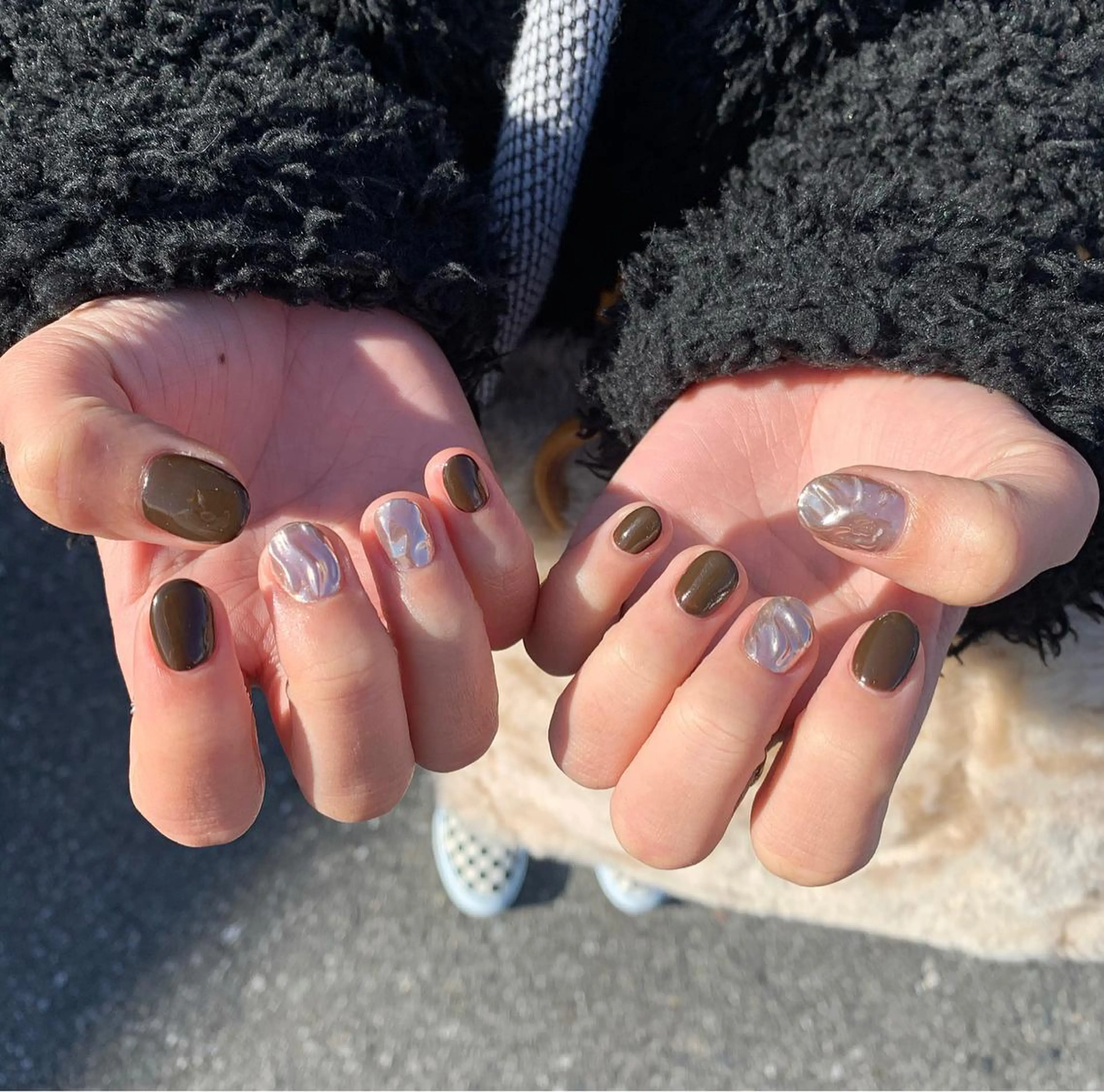 ネイル ブラウン シルバー 佐藤 穂乃香のネイルデザイン