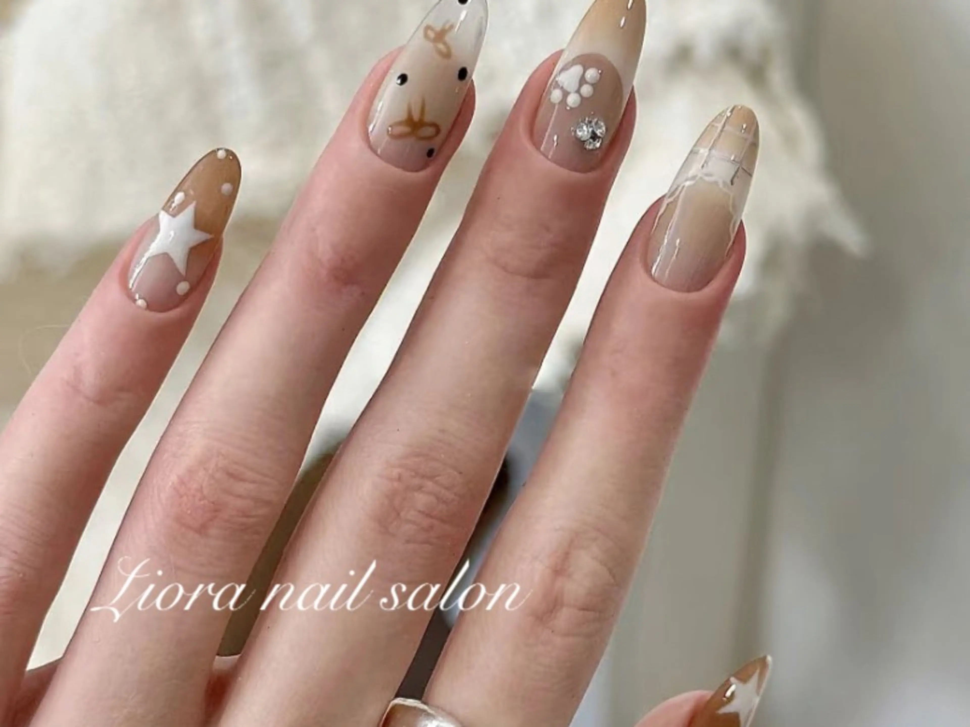 ネイル フレンチネイル ジェルネイル ガーリー グラデーション キラキラネイル ハンドネイル Liora nail 1のネイルデザイン