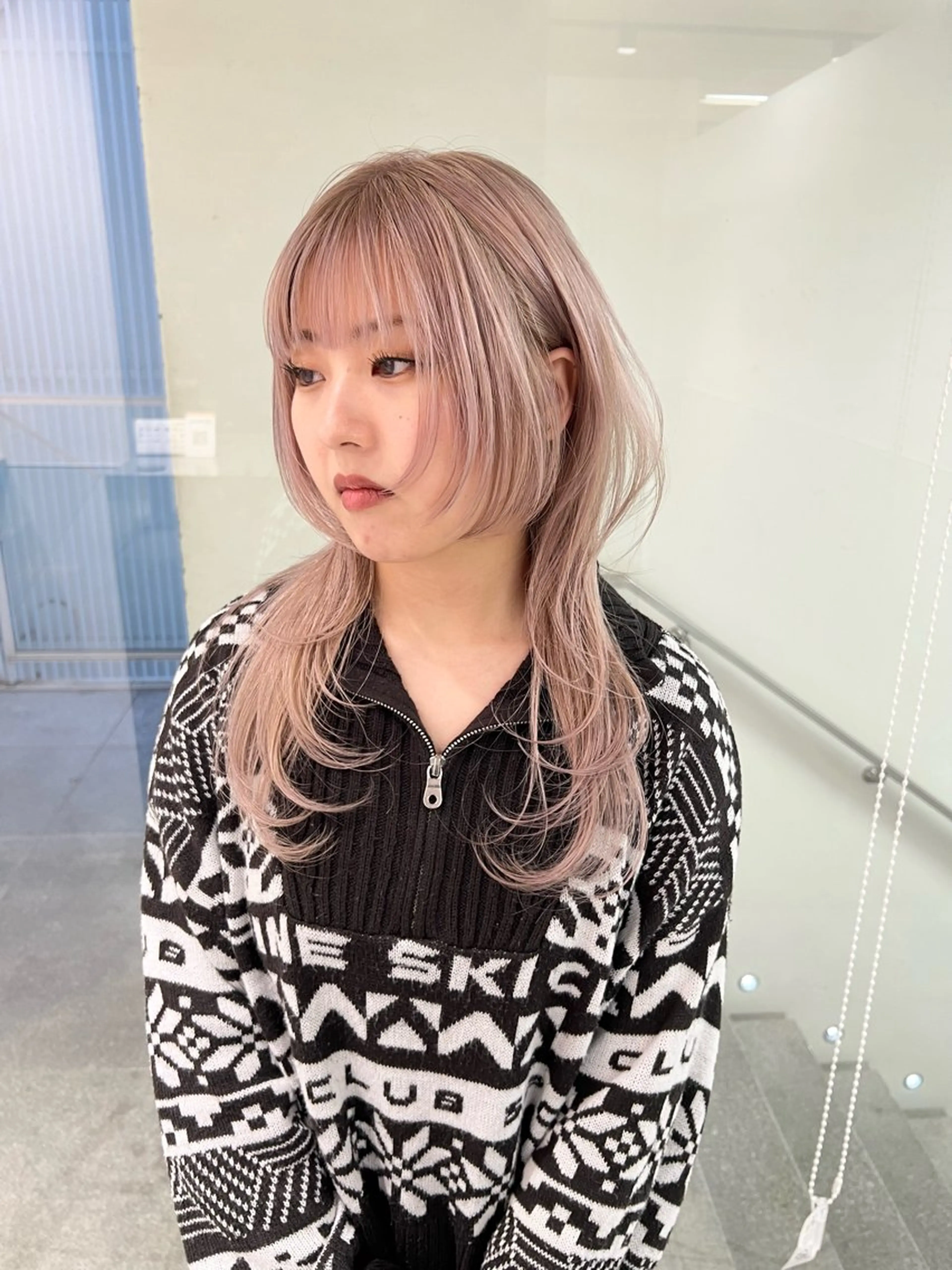 セミロング カラー ベージュカラー ブリーチ ブロンド ミルクティーベージュ TOMOYAレイヤー ブリーチ縮毛矯正のヘアスタイル