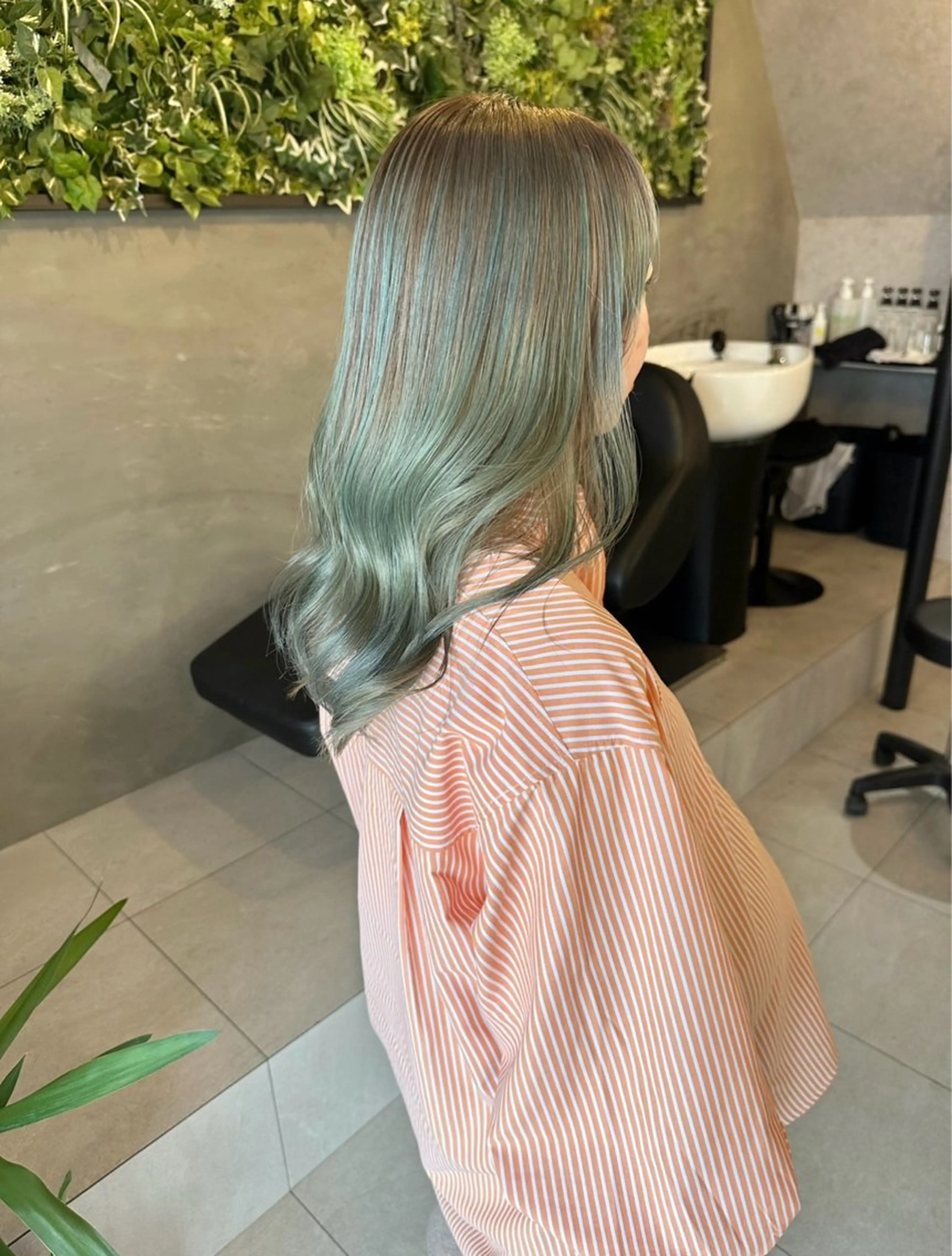 セミロング カラー バレイヤージュ ミント レイヤーカット 森本 笑のヘアスタイル