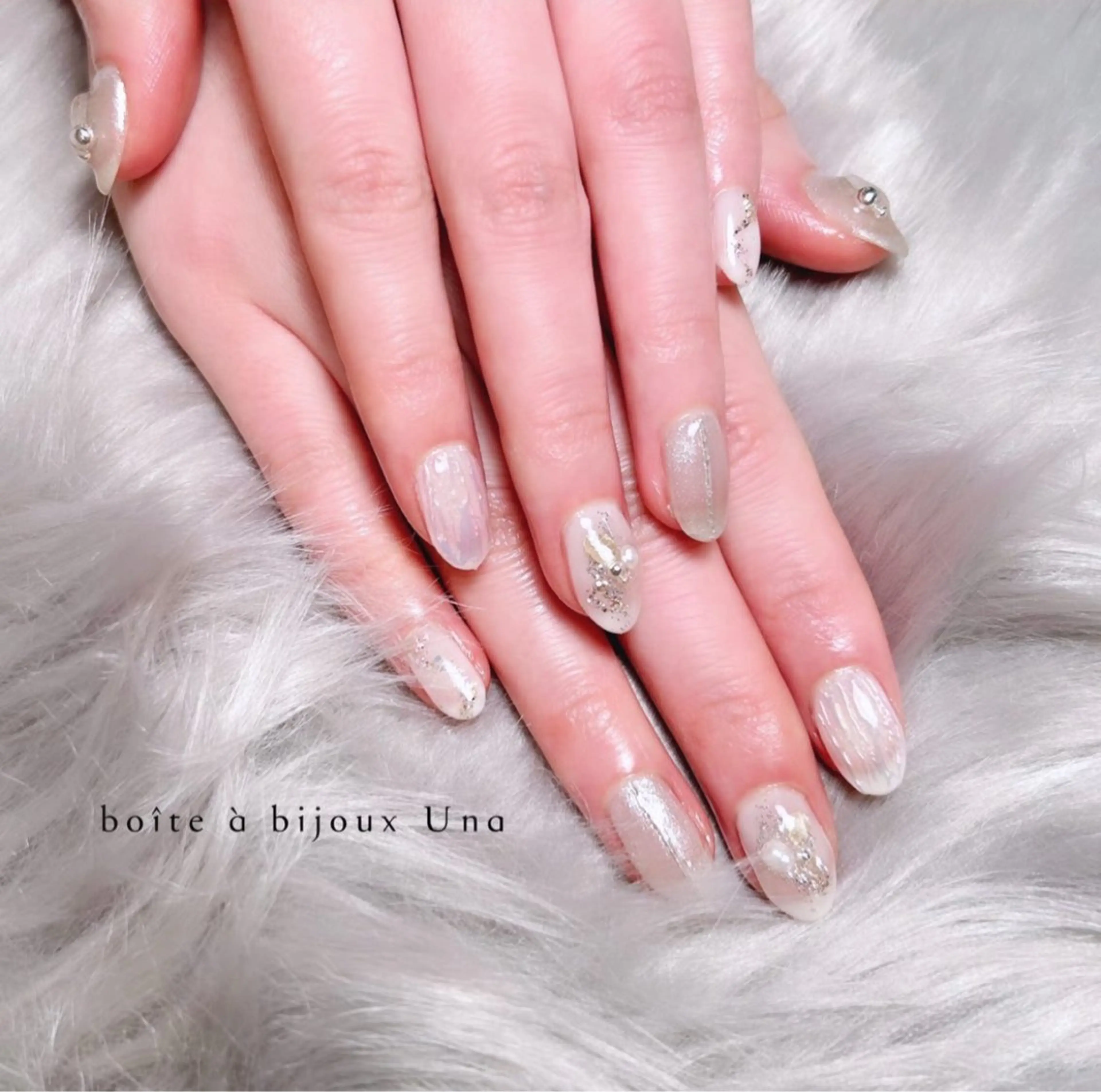ネイル オーロラネイル ニュアンスネイル シルバー ホワイト boite a bijoux Unaのネイルデザイン