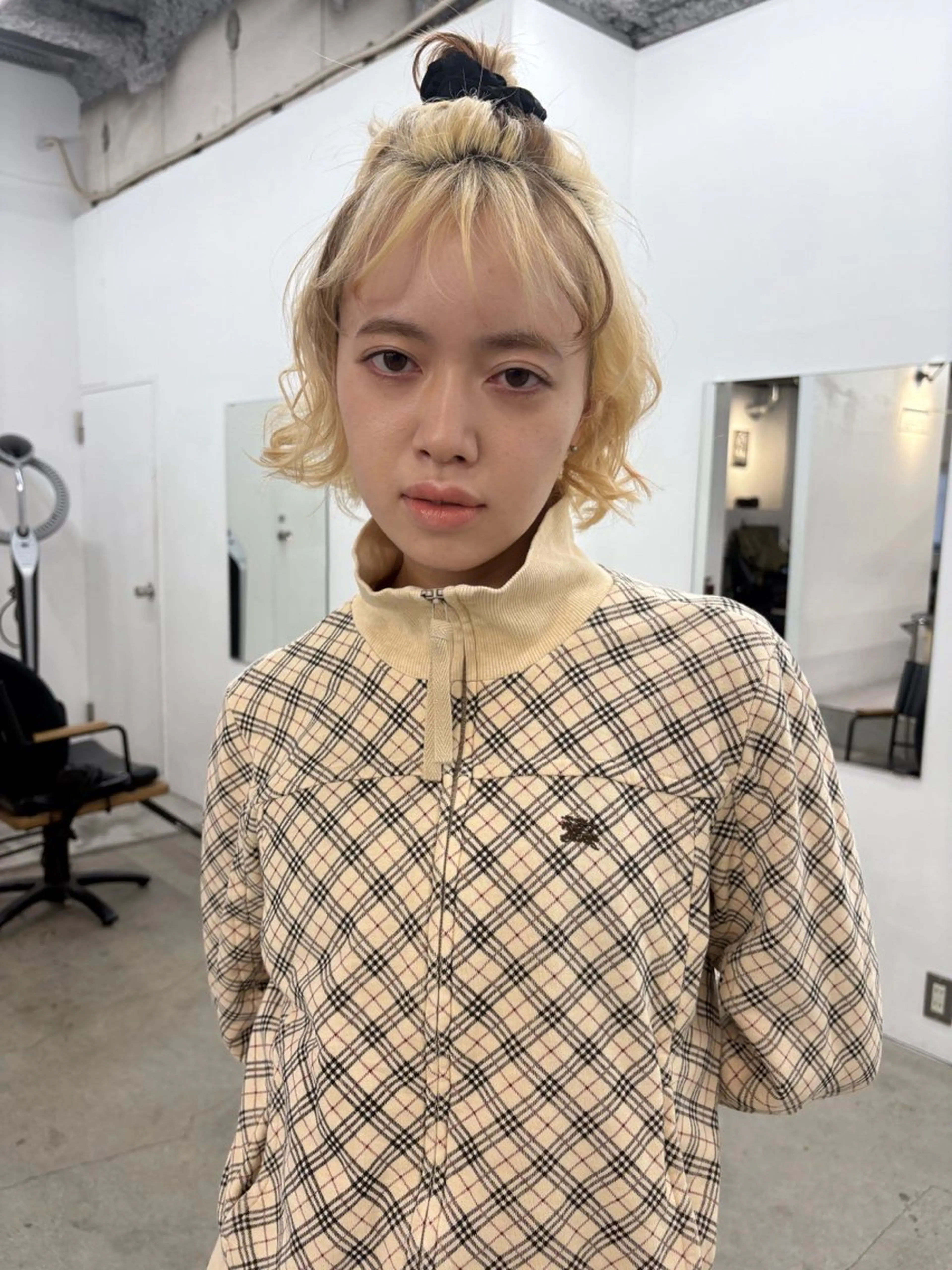 ショート カラー パーマ、ボブ、透明感 カラー、小須田ゆあのヘアスタイル