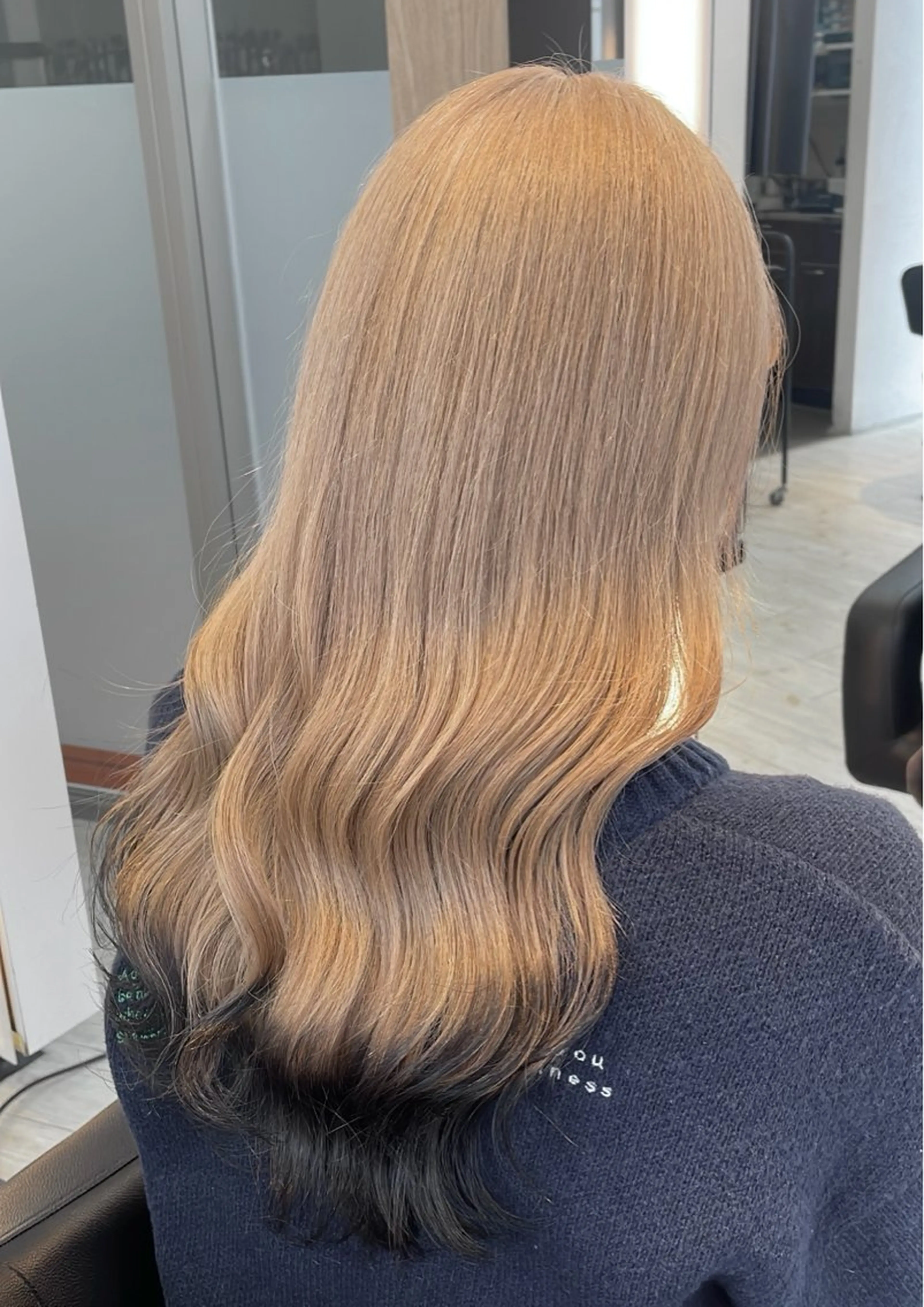 ロング カラー ベージュカラー 黒髪 ミルクティーベージュ ブリーチ/髪質改善/ ハイトーン/暖色のヘアスタイル